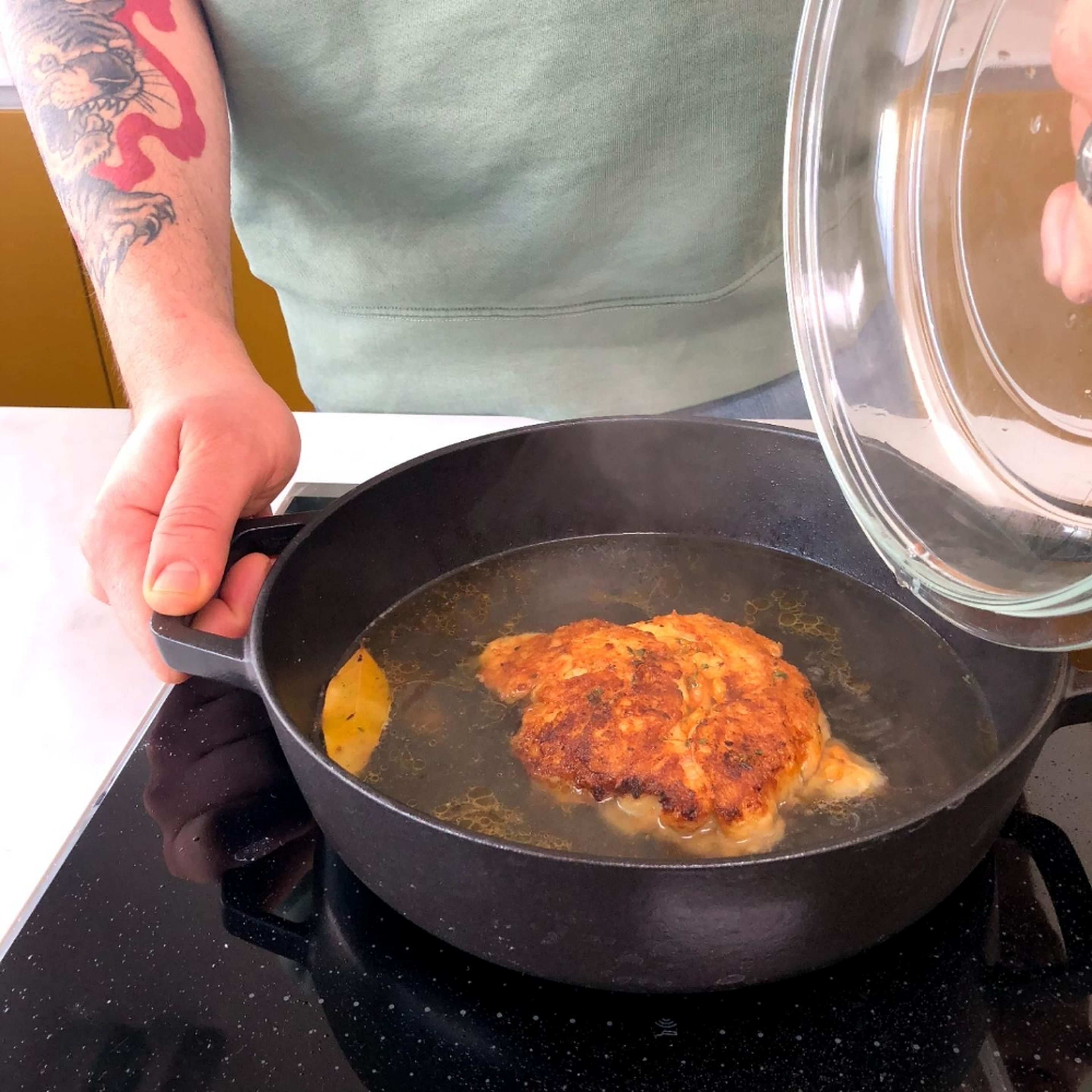 In a frying pan over medium heat, fry the seitan on both sides. Deglaze with stock and add bay leaf. Cover and let cook over low heat for approx. 40 min.