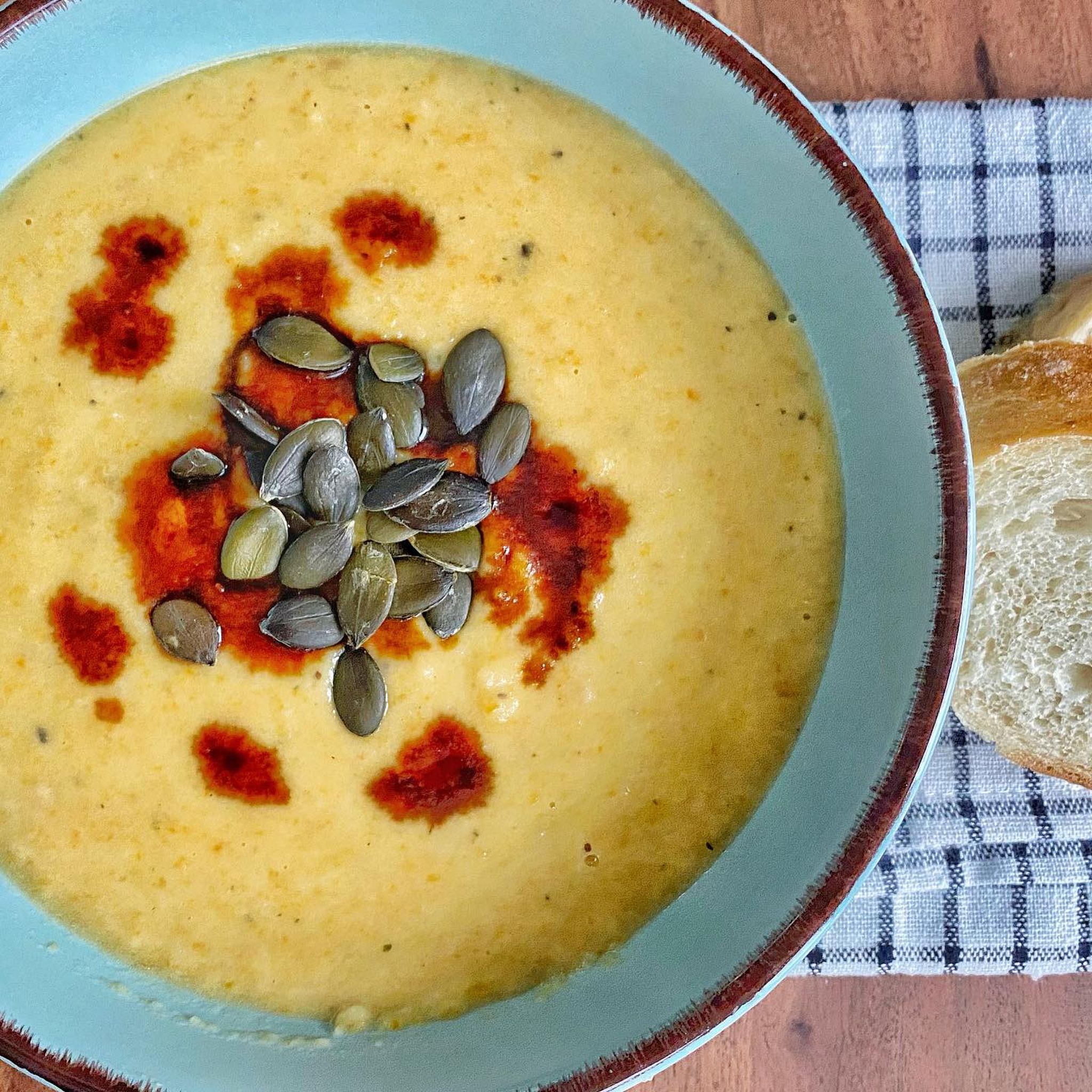 Möhren-Pastinaken-Cremesuppe mit Kartoffeln und Tahin | Rezept ...