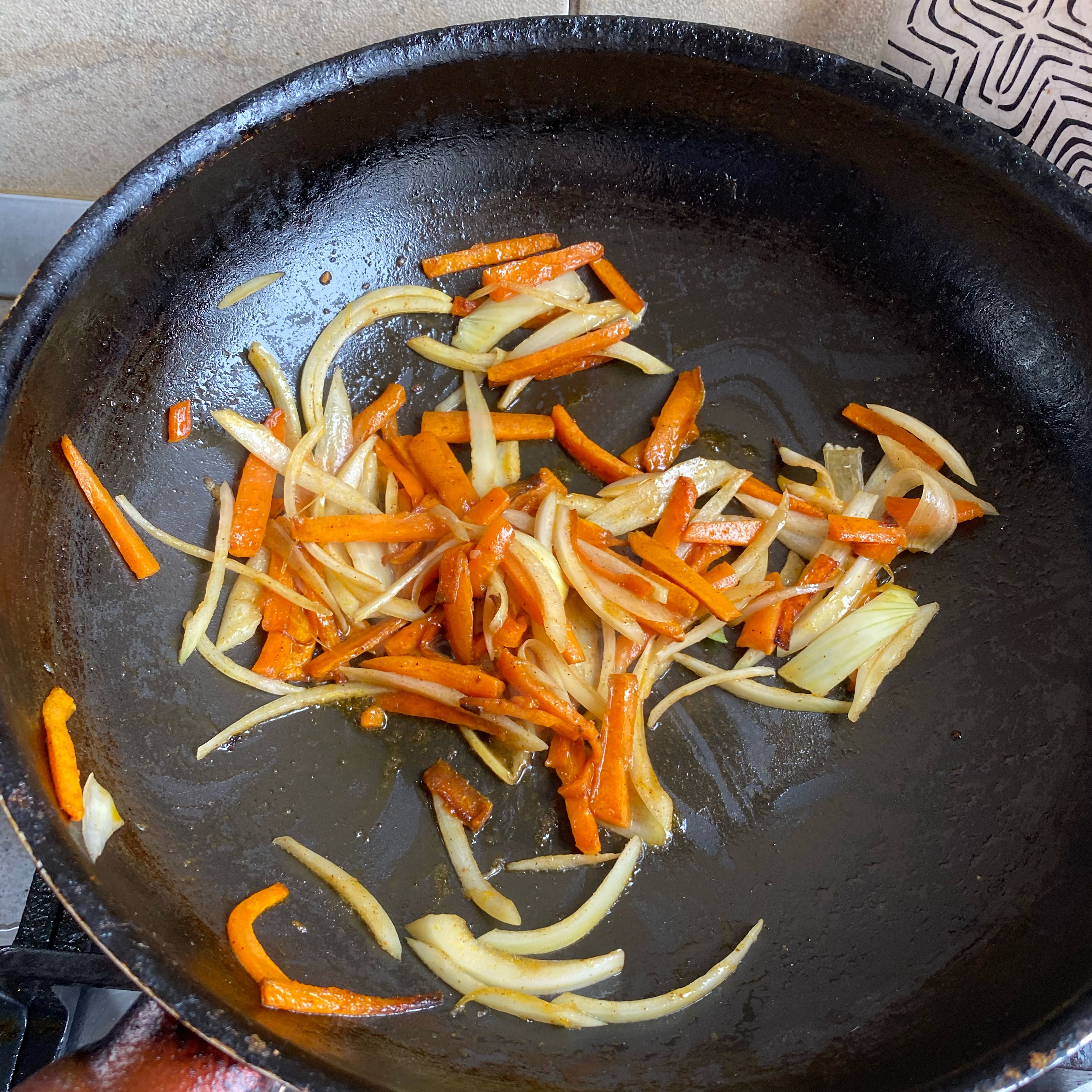 Soté your carrots coating them with some brown sugar and chilli powder. Add the onion and garlic. Stir for 3 minutes until softened. In the meantime, cook the dry udon noodles in boiling water with salt for 10 min.