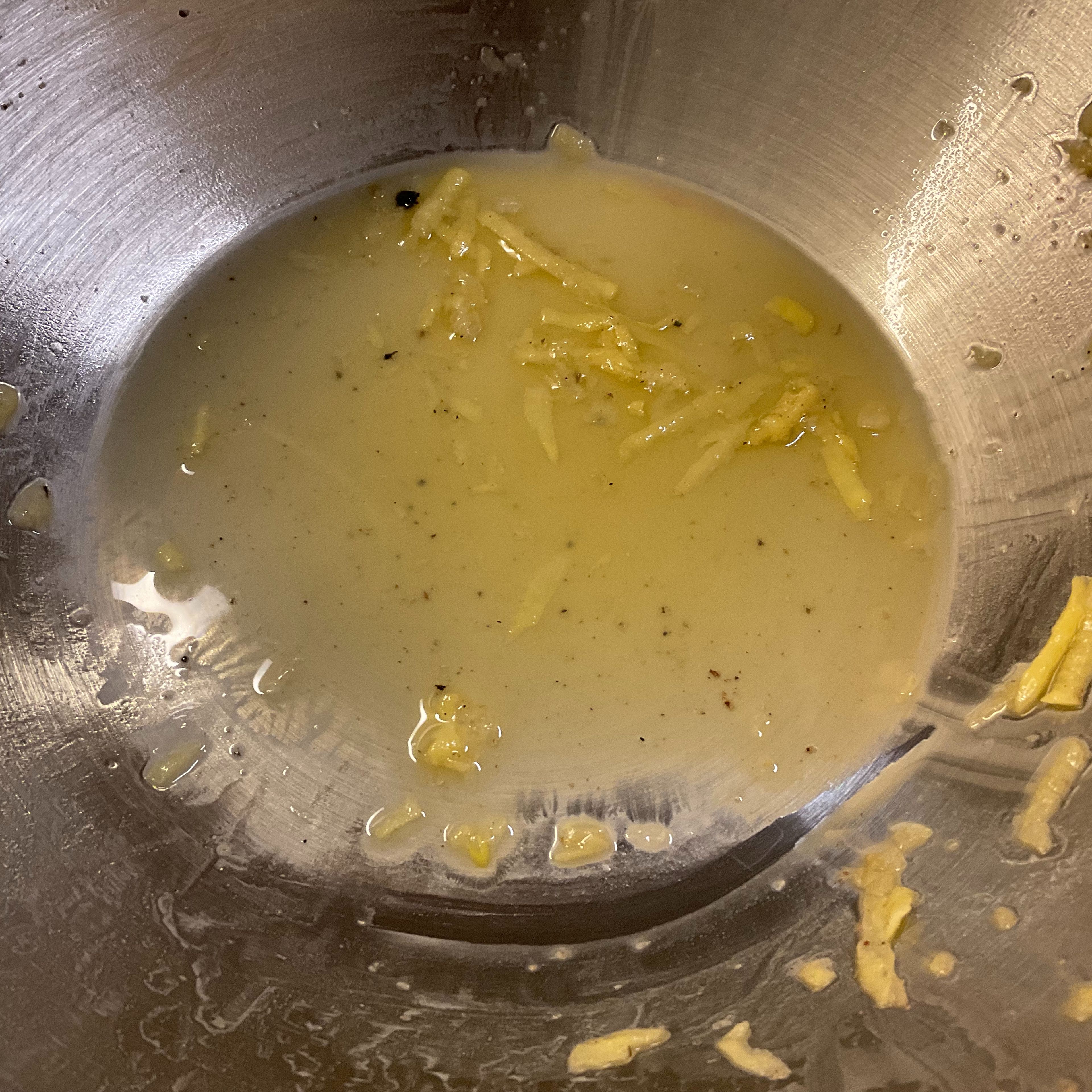 Auch wenn die Kartoffeln gut ausgedrückt wurden, die geriebenen und gewürzten Kartoffeln wässern trotzdem weiter. Wenns zuviel wird kann man die Flüssigkeit vorsichtig abgießen, aber Vorsicht a bisserl was immer drin lassen, denn Ihr beseitigt damit auch die Stärke, die mit dem Ei den Reiberdatschi zusammenhält. Also die Hälfte ruhig abschütten, den Rest aber immer wieder einrühren.