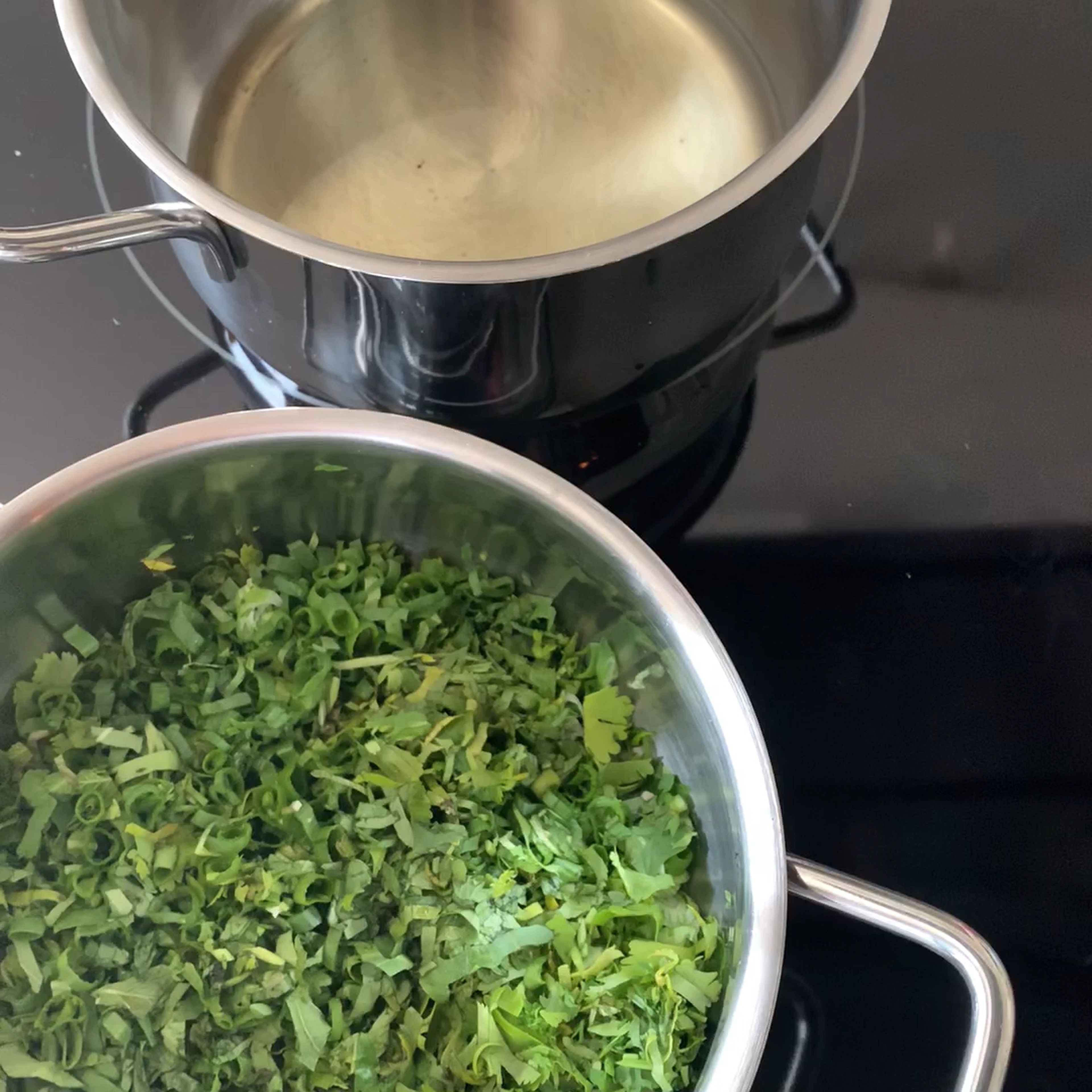 Die Kräuter und den Knoblauch fein schneiden und zusammen mit der Sojasauce und dem Zitronensaft in einen kleinen Topf geben. In einem anderen kleinen Topf das Öl erhitzen. Nun das heiße Öl vorsichtig über die Kräuter gießen.