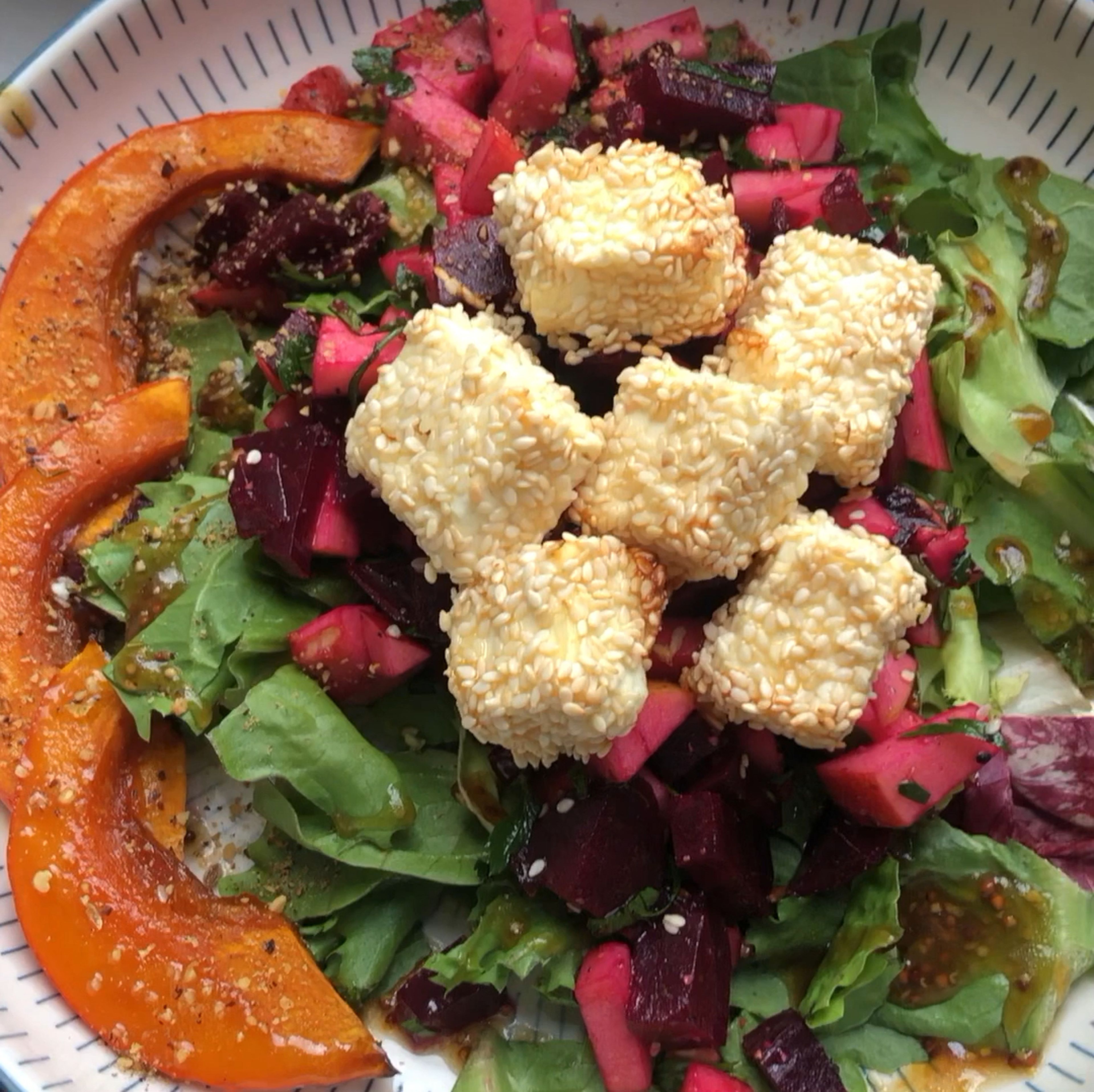 Dein super gesunder und frischer Herbstsalat ist fertig! Lass es dir schmecken. 🤗💜
