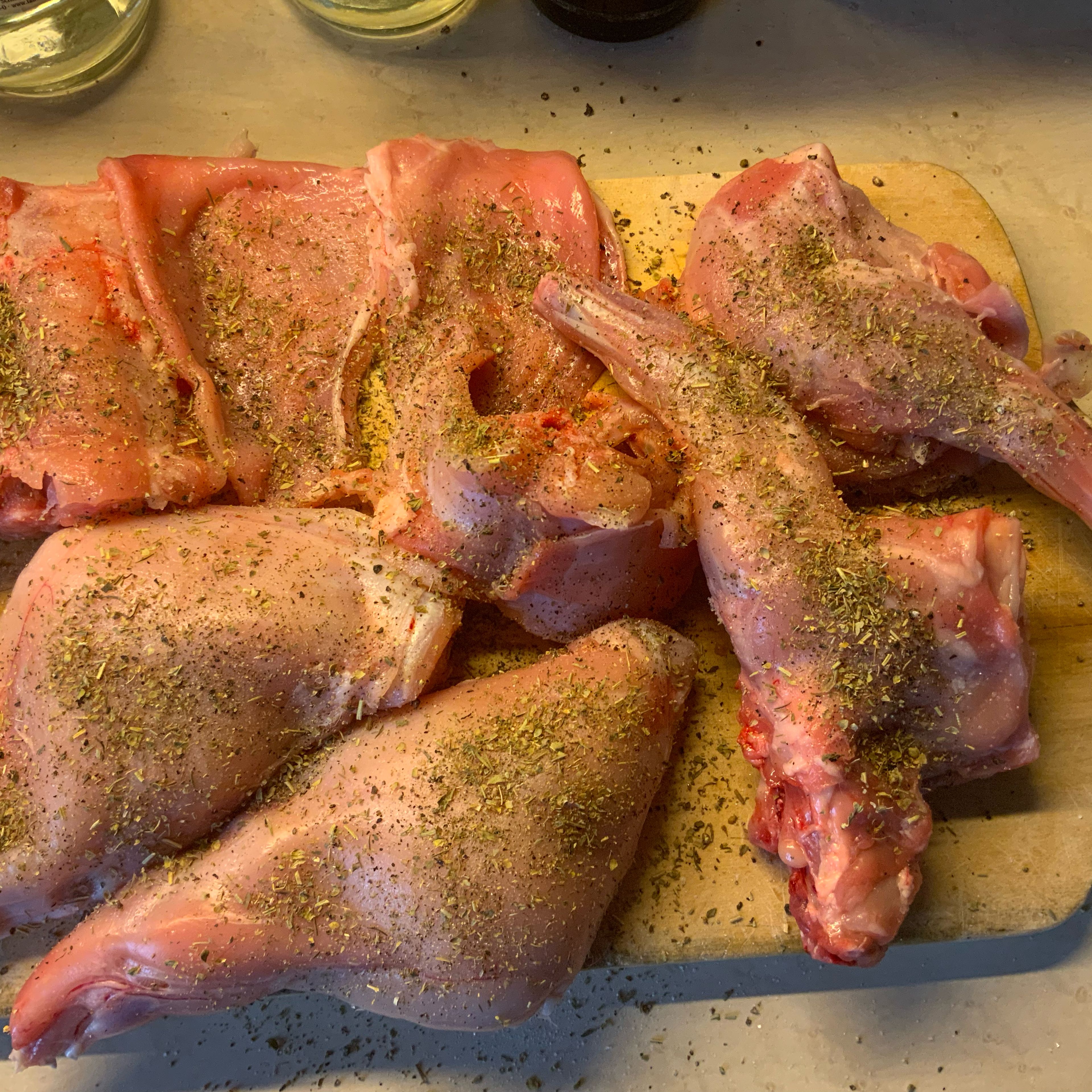 Die Kaninchenteile beidseits mit Salz und Pfeffer und Kräuter der Provence bestellen.