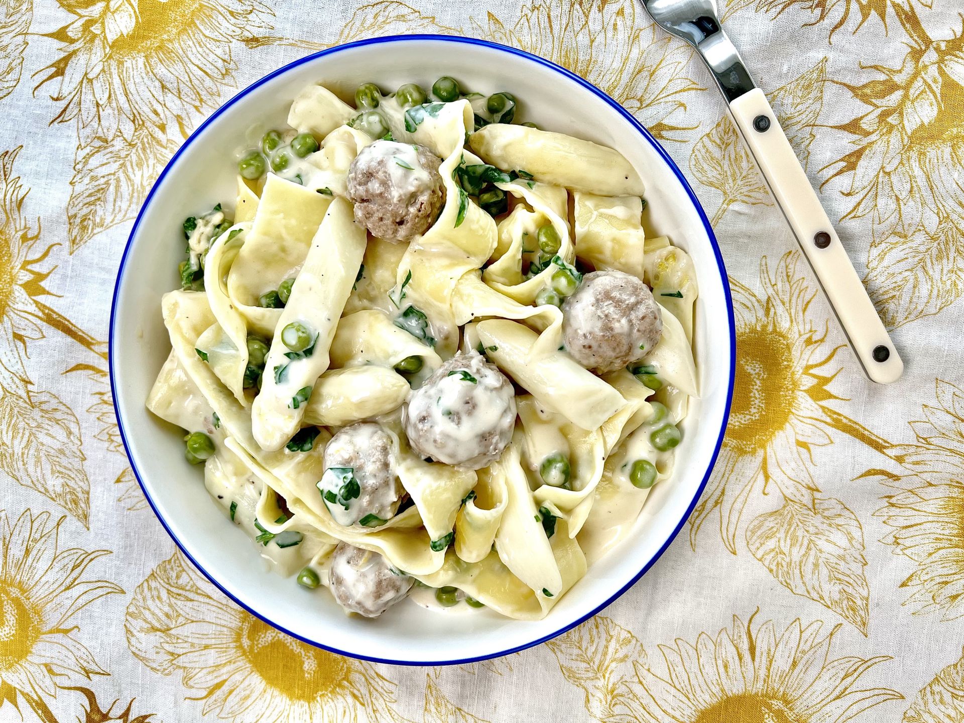 Spargel-Pasta mit Hackbällchen