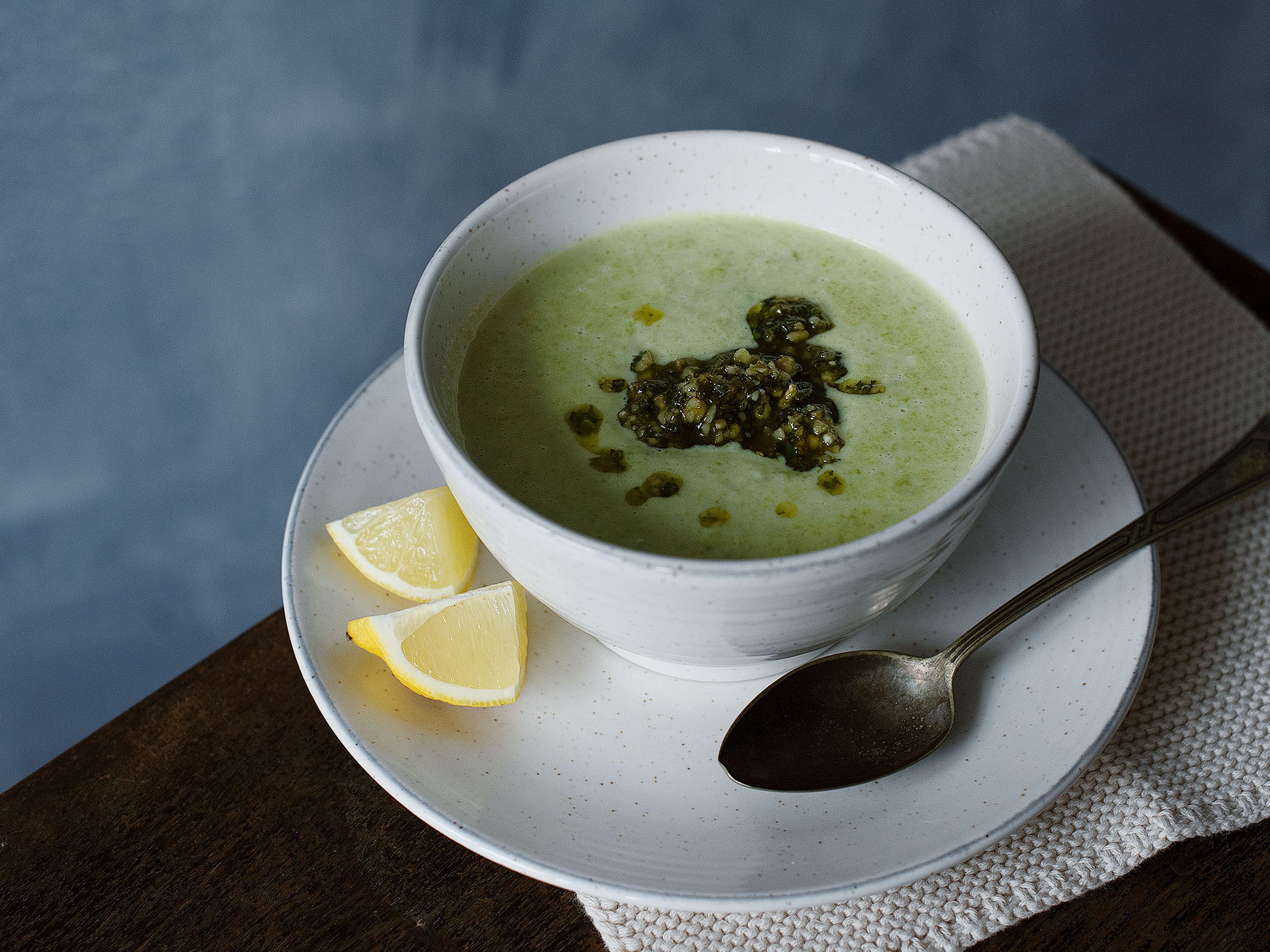 Romanesco-Suppe mit Walnuss-Minz-Pesto