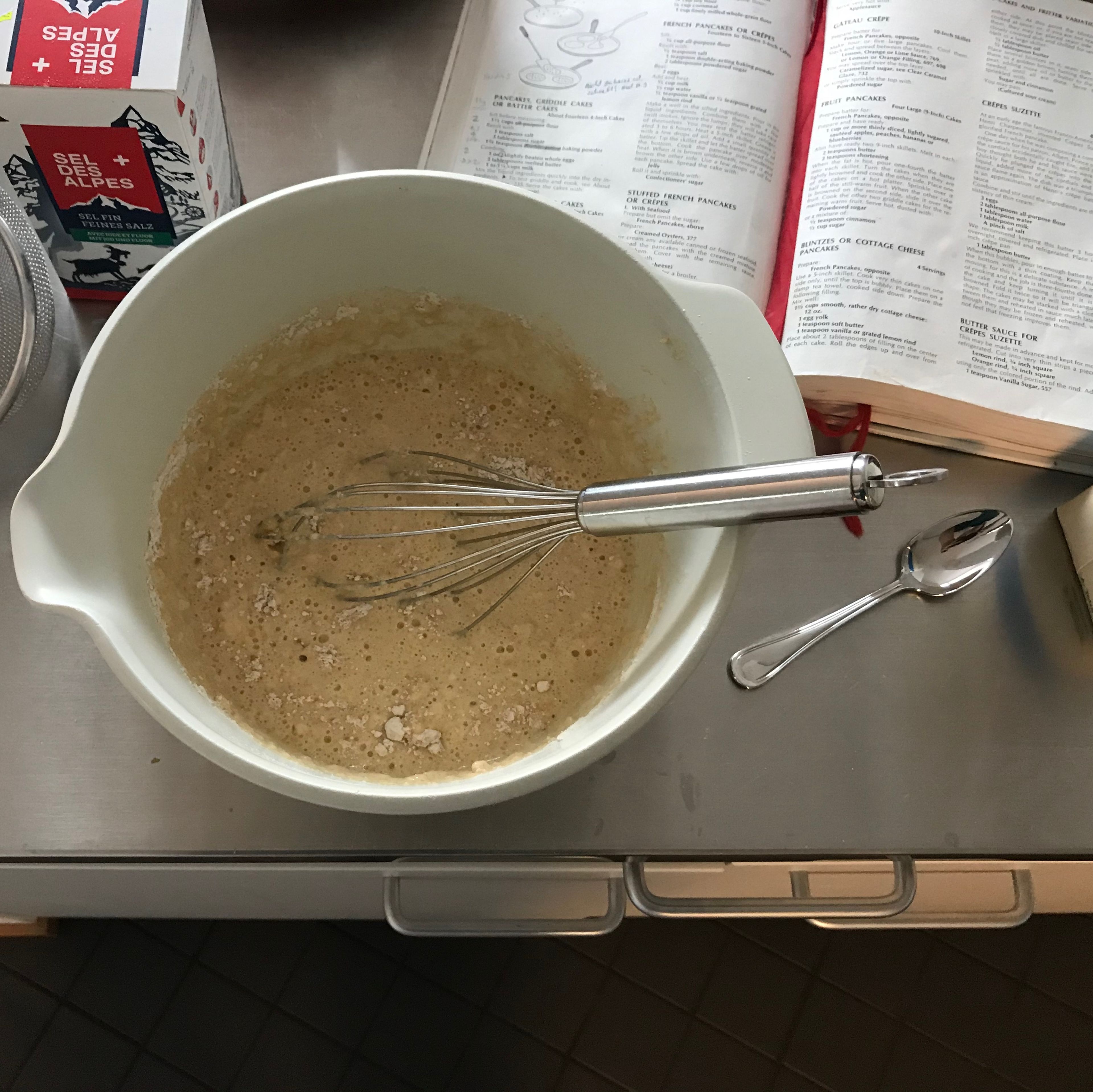 Die Flüssigkeiten mit der Mehlmischung kurz verrühren. Es soll gemischt sein, jedoch nich homogen. Ein paar Mehlklumpen sind perfekt. Danach für etwa eine Stunde sitzen lassen.