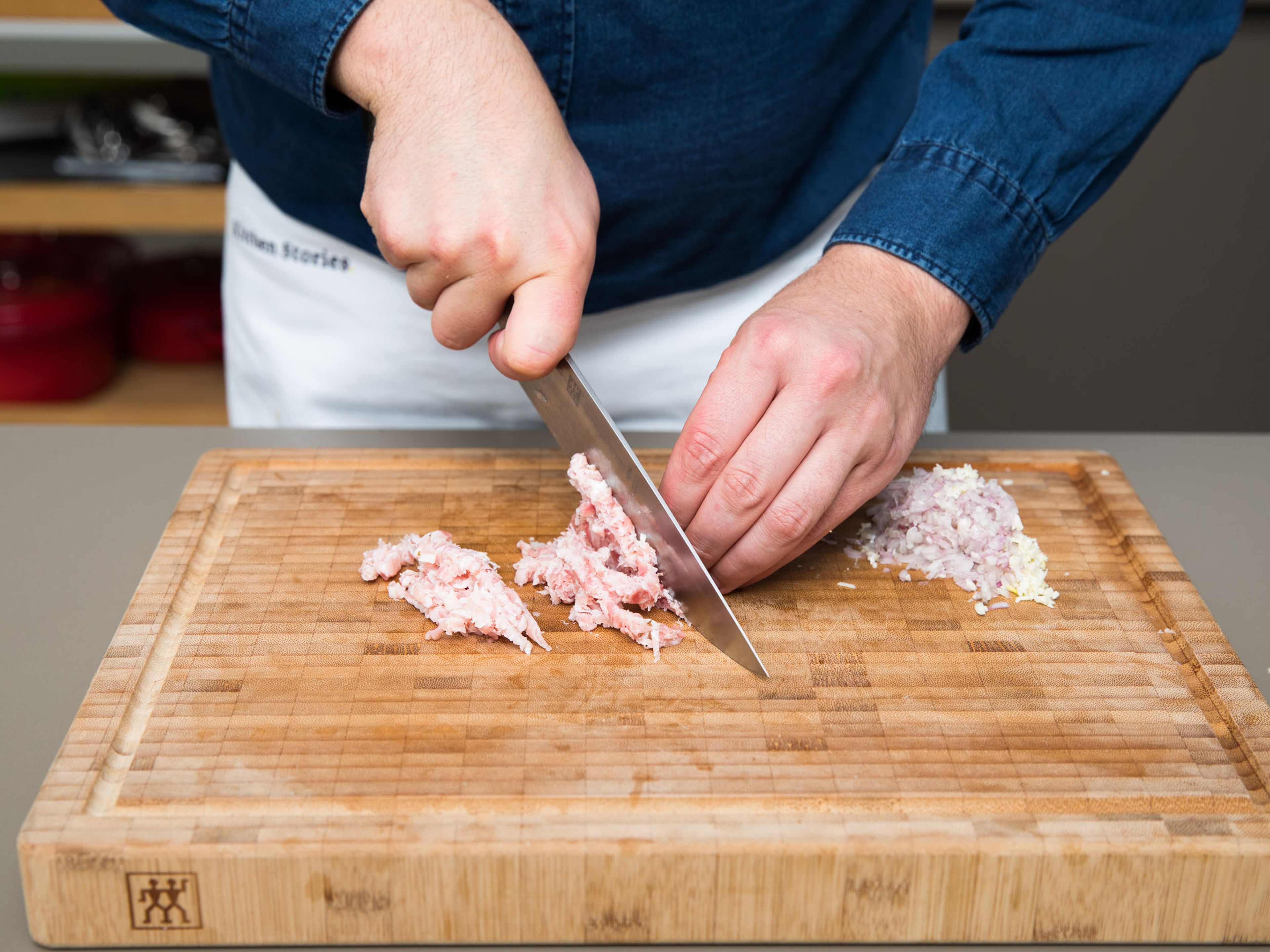 Pancetta in Würfel schneiden. Schalotten und Knoblauch schälen und fein hacken. Zitronenschale abreiben und die Hälfe auspressen. Parmesankäse reiben und in einer großen Schüssel mit Eigelben vermengen. Mit Salz und Pfeffer würzen und den Großteil des Zitronenabriebs dazugeben.