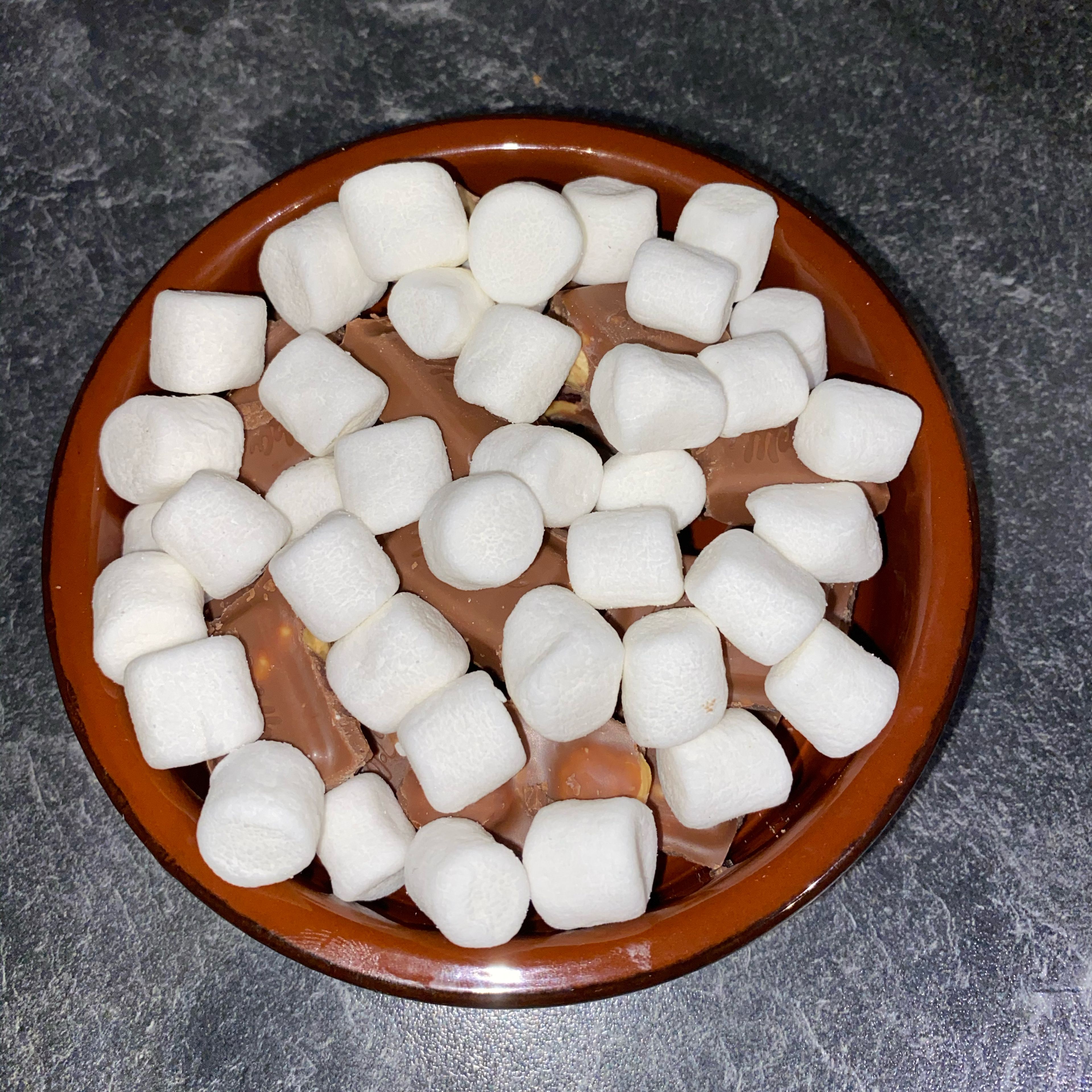 Als Erstes gibt man die Oreos (am besten mini's) / Haselnuss Schokolade in ein Auflaufförmchen