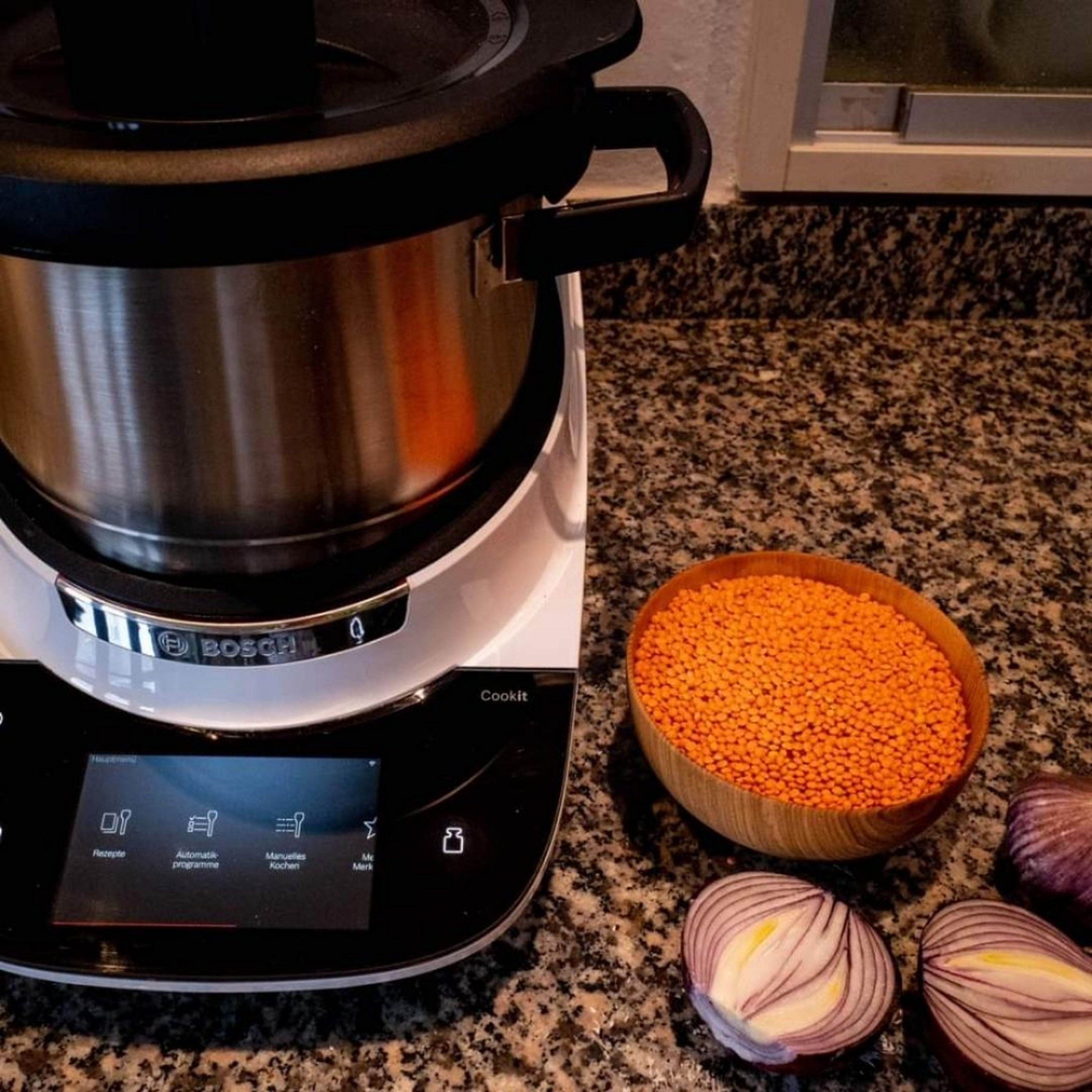 Cookit Topf säubern, die Wendeschneidscheibe ( dünne Scheiben) einsetzen. Deckel schließen. Den inneren Deckel mit Einfüllschacht anbringen. Zwiebel und Knoblauch schälen, den Deckel schließen, den Messerbecher einsetzen und mit der Wendescheidscheibe in den Topf schneiden. (Stufe 5). Danach Schneidwerkzeug entfernen. Öl in den Topf geben. Die Temperatur auf 120 Grad stellen und die Zwiebeln unter Rühren bräunen lassen. Das dauert ca. 10 Minuten. Knoblauch Kurkuma und Kreuzkümmel zugeben, und noch zwei Minuten mitrösten. Rühren nicht vergessen.