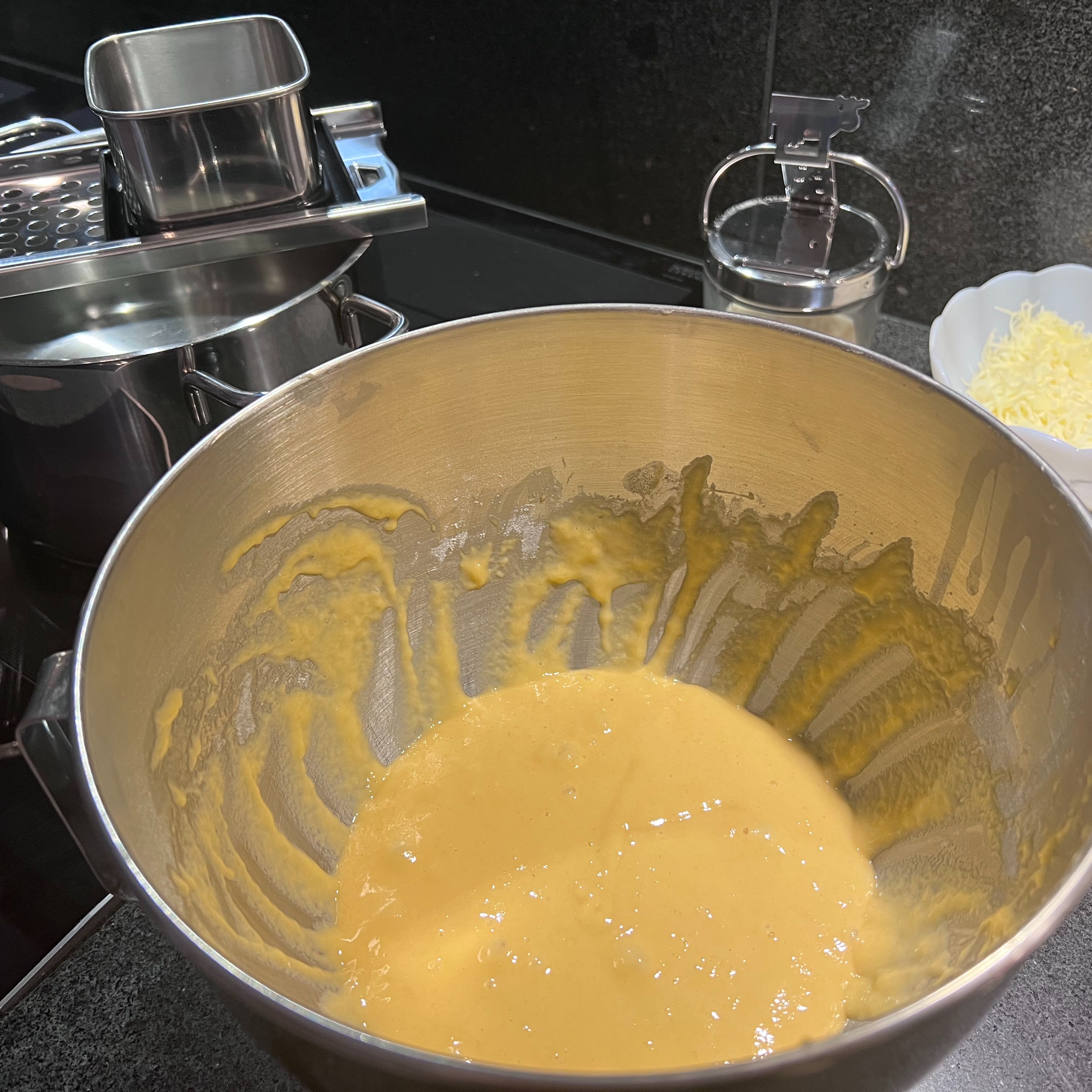 Nun wird der Spätzle Teig vorbereitet. Hierfür die Eier mit dem Mixer verquirlen, dann das Mehl und das Salz hinzugeben und langsam mit dem Mixer unterrühren. Dann den Spätzle Teig mit einem Holzlöffel kräftig schlagen, bis Luftbläschen an die Oberfläche kommen. Den Teig für ca. 30 Minuten ruhen lassen.