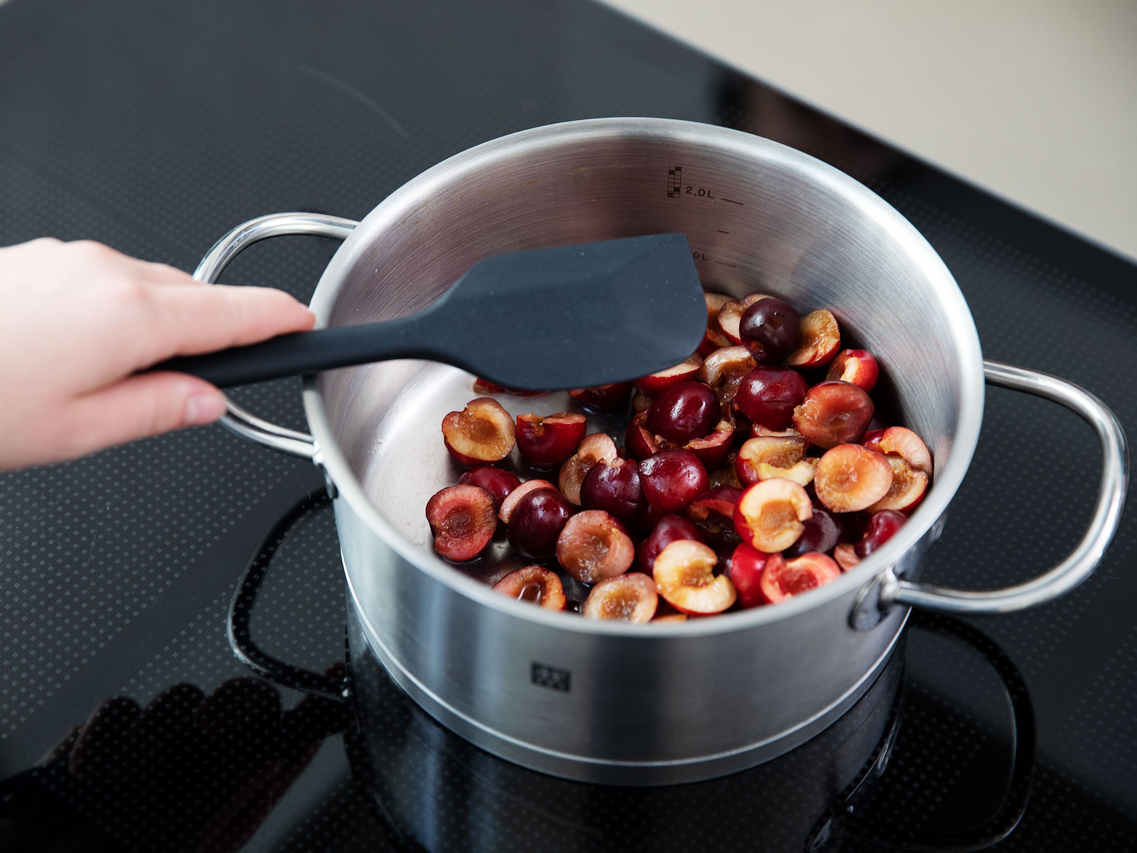 Add cherries and lemon juice to a pot and let simmer for approx. 5 min.