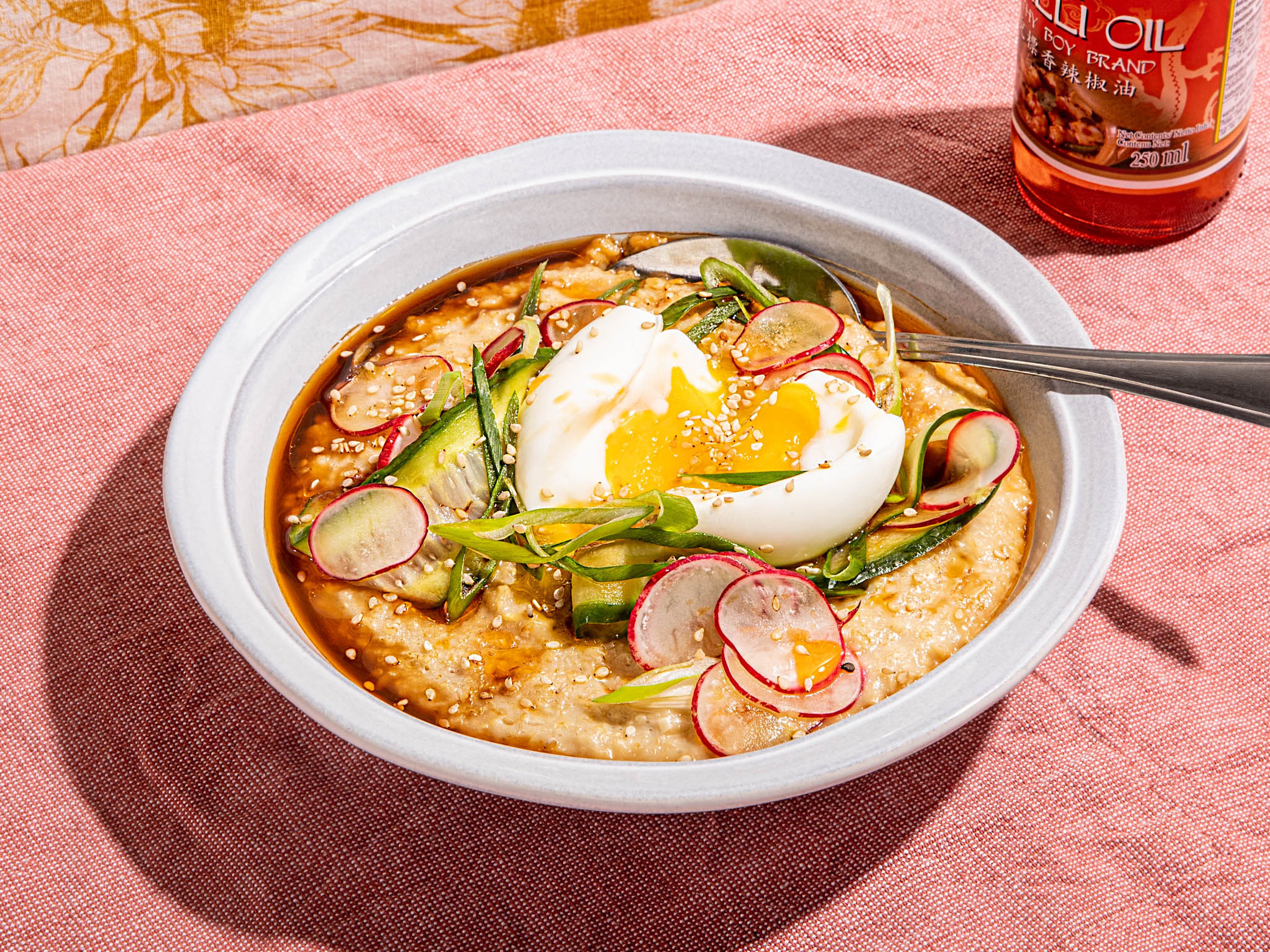 Herzhaftes Porridge mit wachsweichen Eiern