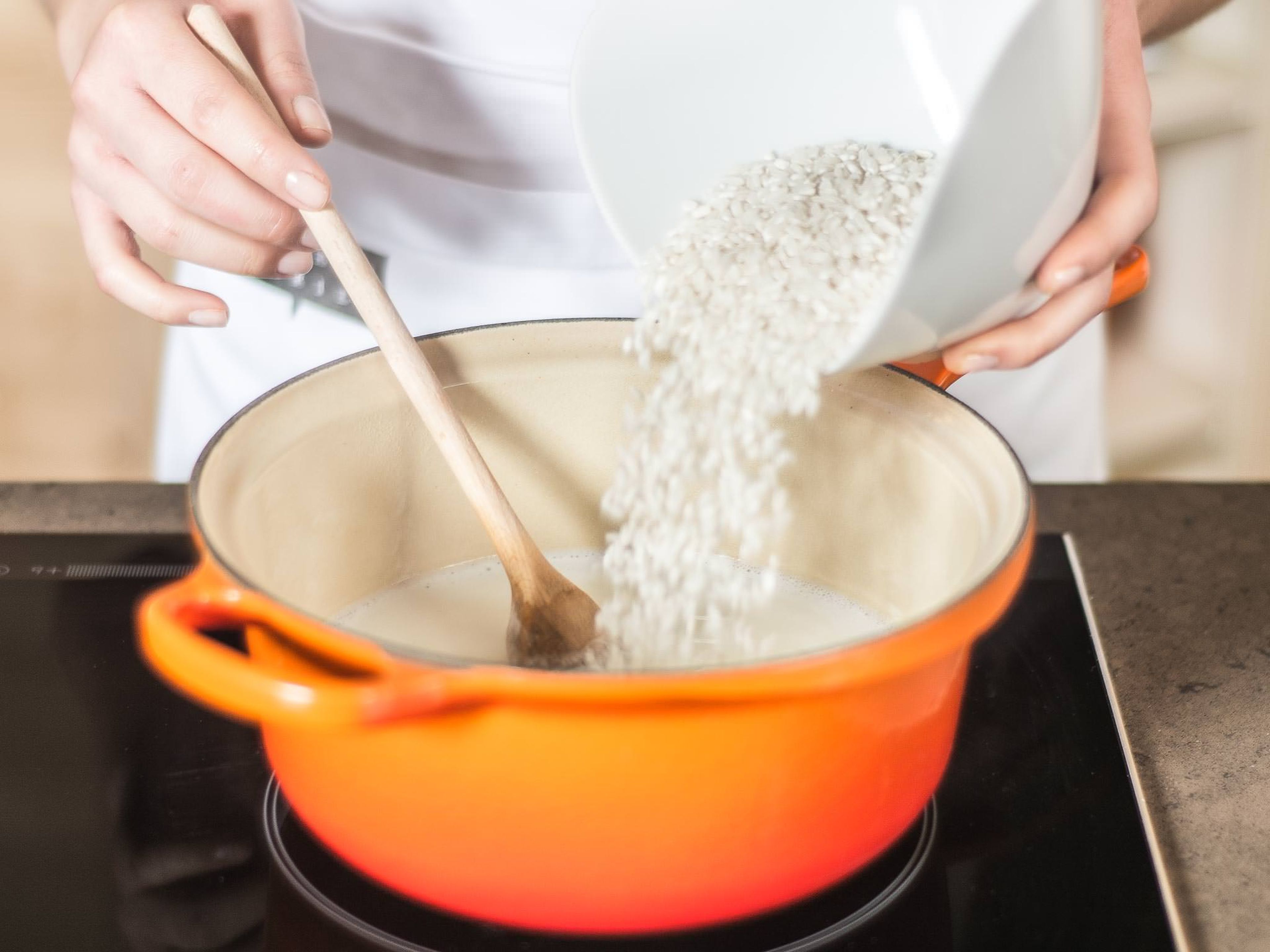 Reismilch aufkochen lassen. Milchreis und Mark der halben Vanilleschote hinzugeben. Ca. 30 Min. unter gelegentlichem Rühren köcheln lassen. Fertigen Milchreis und Kompott warm mit einer Prise Zimt servieren.