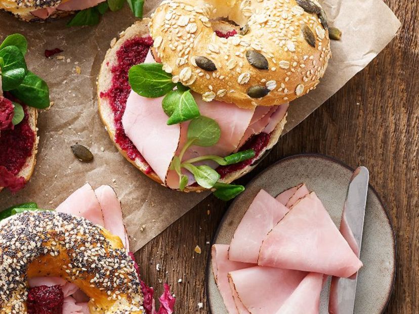 Herbst Bagel mit Veganem Mühlen Kochschinken und Rote Bete Pesto