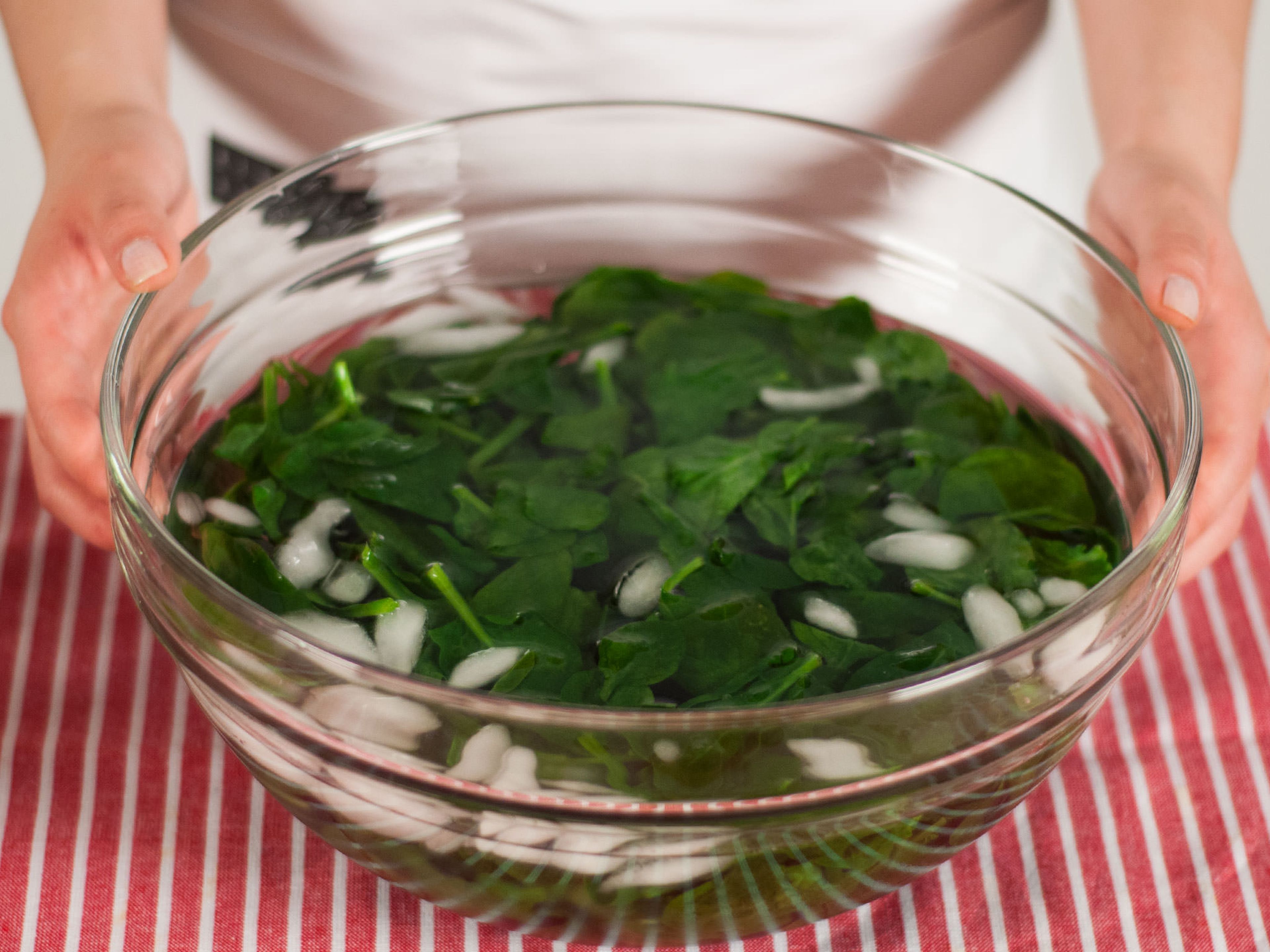 Spinat in ein Eisbad geben und für ca. 5 – 6 Min. abkühlen lassen. Spinat aus dem Eisbad nehmen und jegliches Wasser aus dem Spinat drücken.
