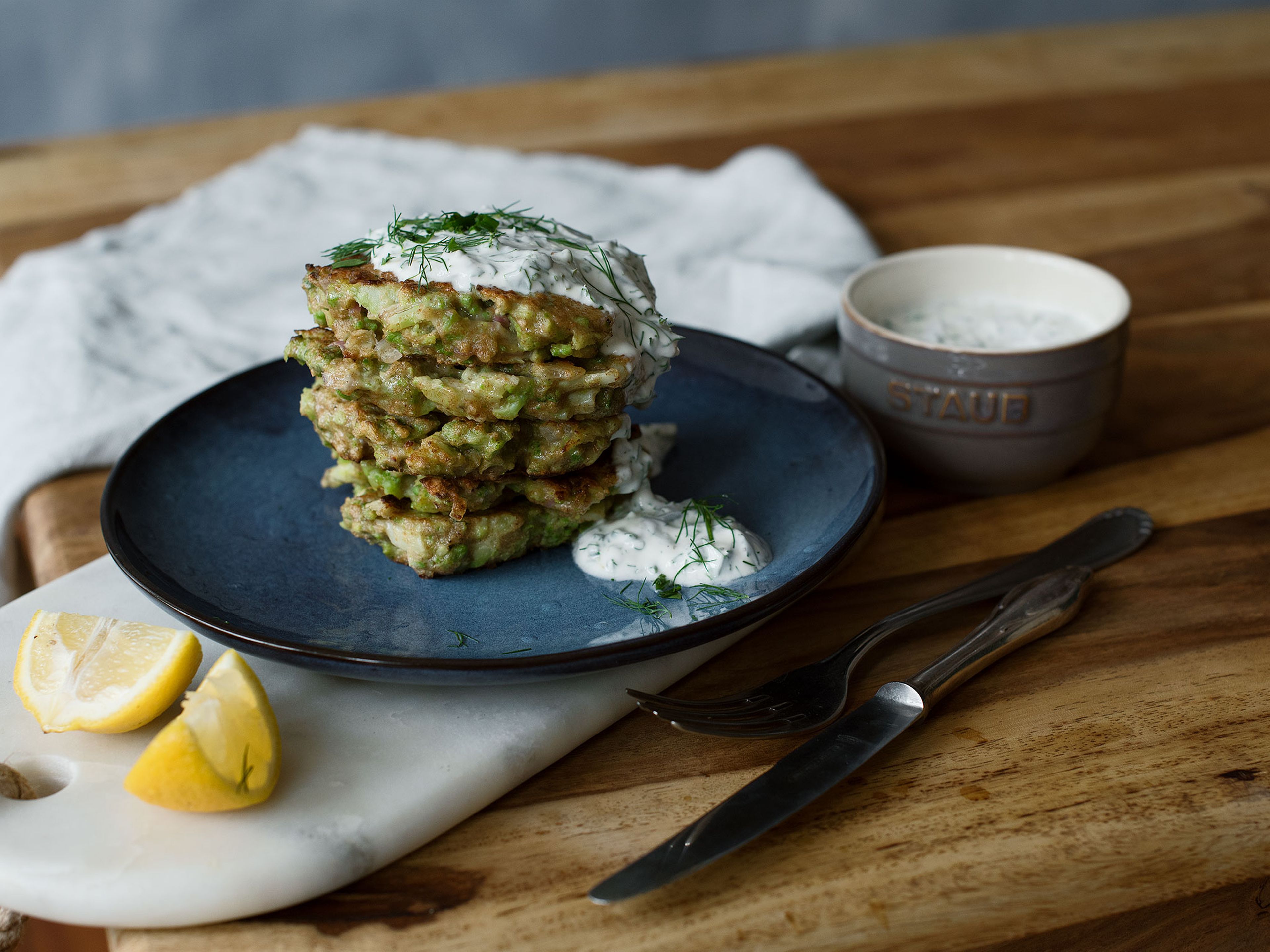 Romanesco-Puffer mit Kräuterdip