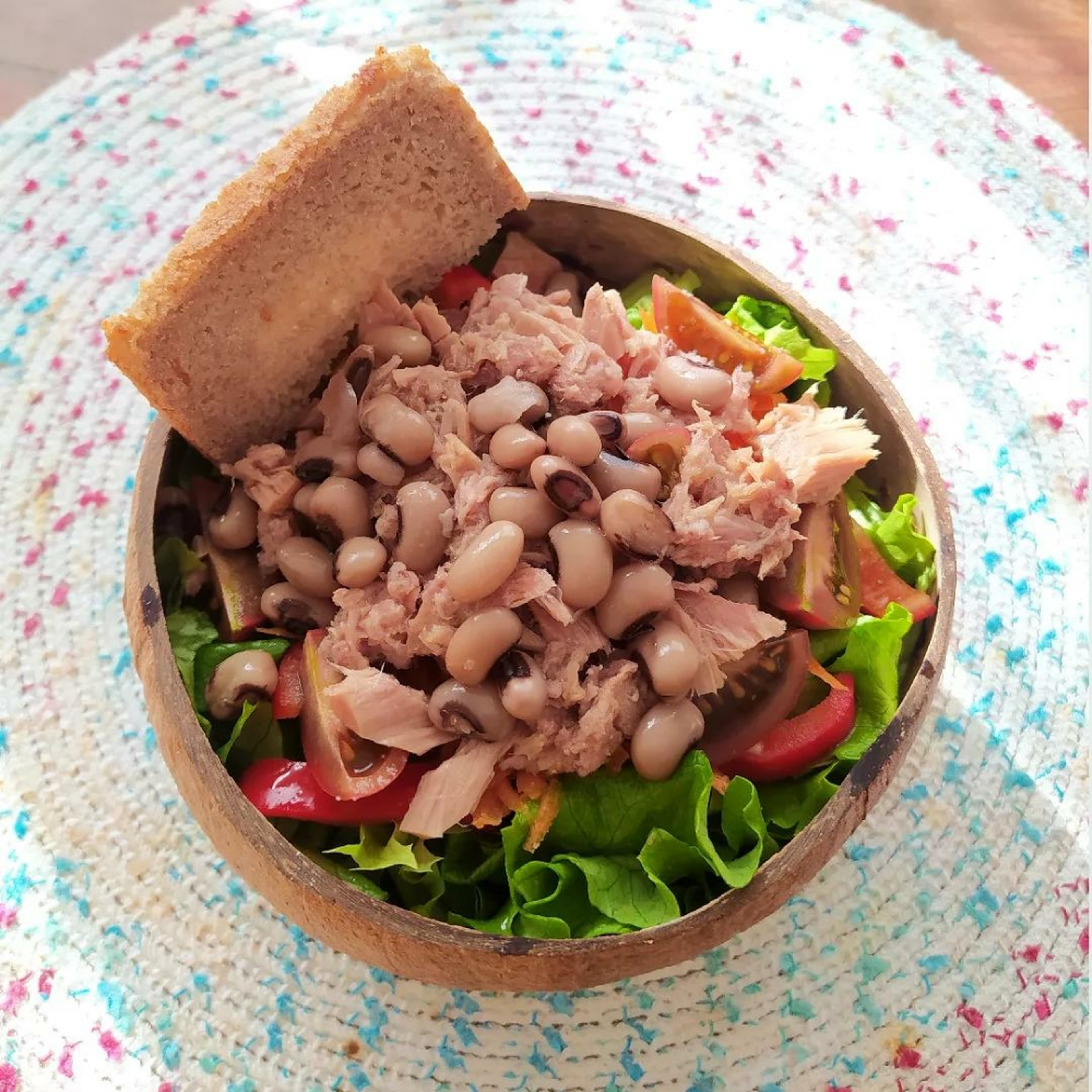Salad with tuna and legumes