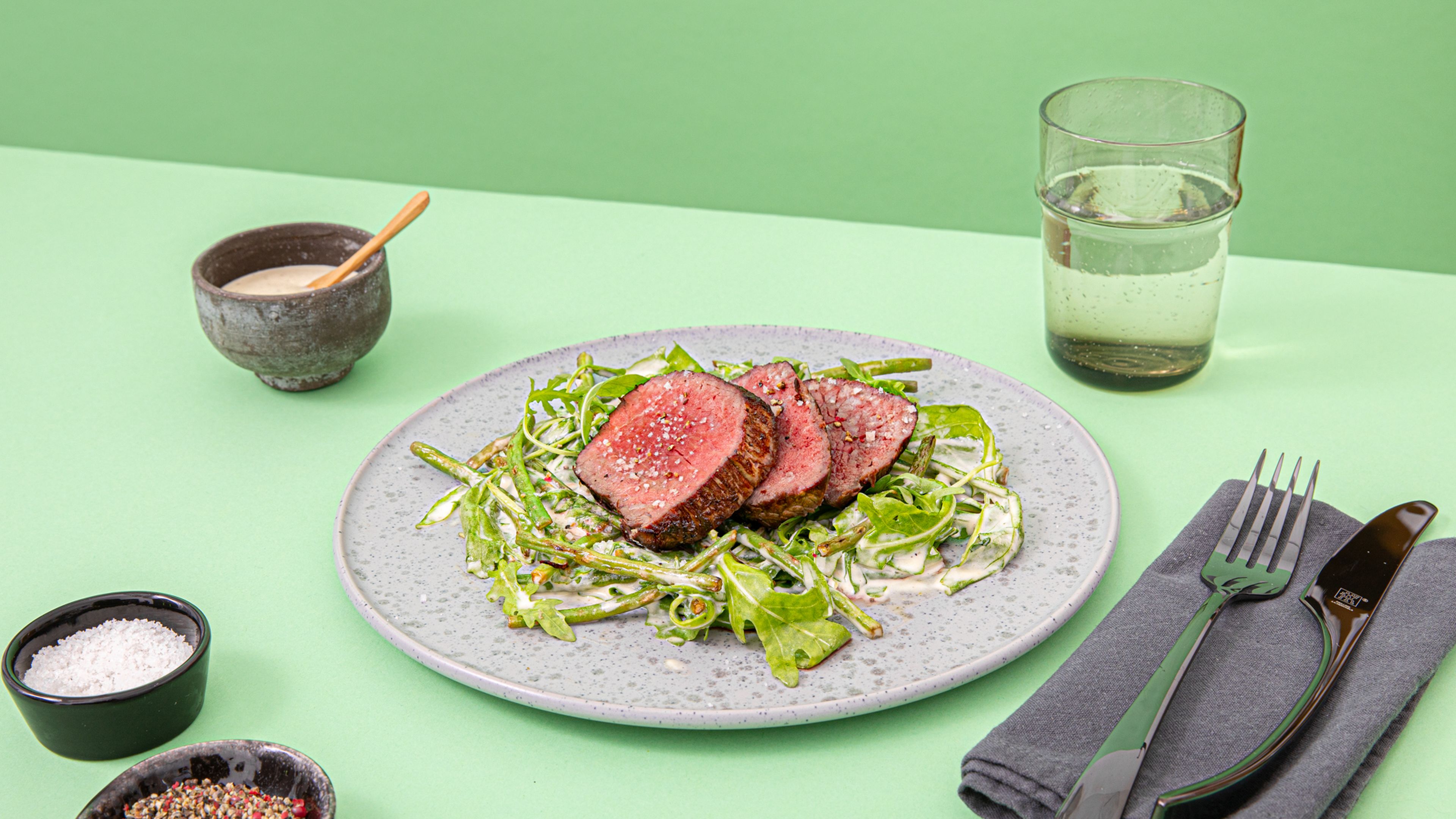 Steak mit Bohnen-Rucola-Salat und Parmesan-Dressing