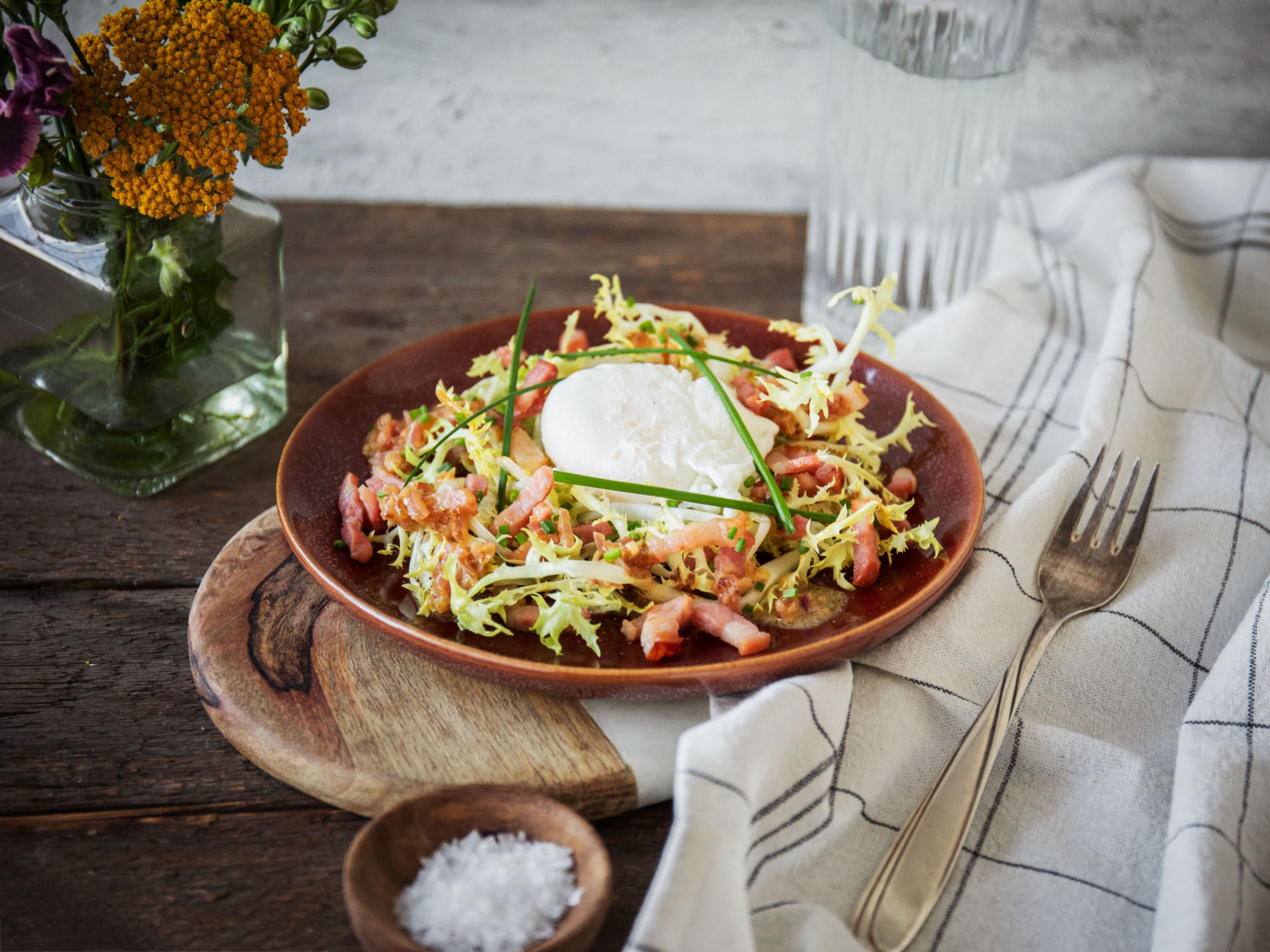 Salade Lyonnaise (Französischer Salat mit Speck und pochiertem Ei)