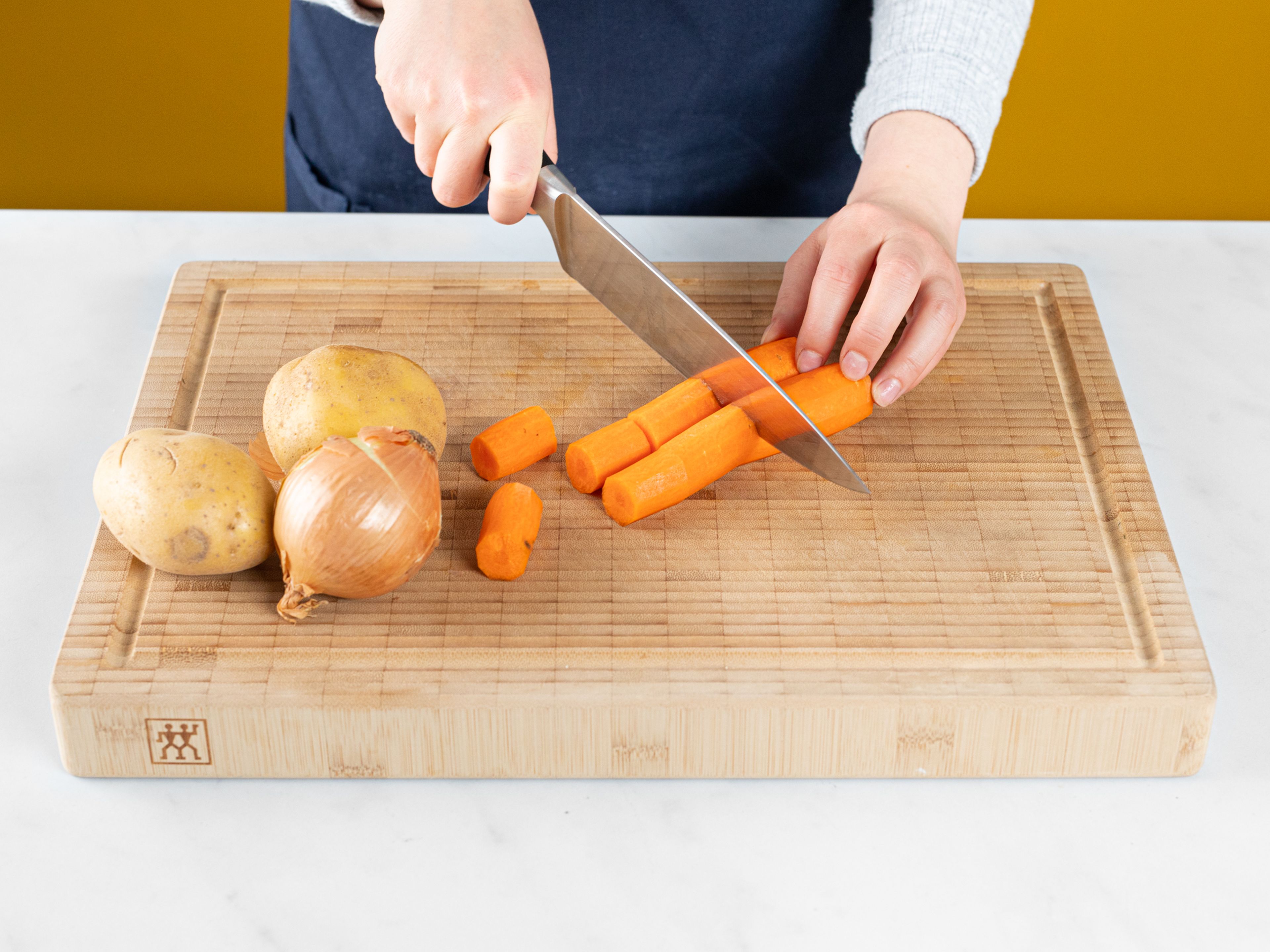 Peel and dice potatoes, carrots, and onion. Add them to a pot of cold water, season with salt, then bring to a boil. Reduce heat to medium and let simmer for approx. 15 - 20 min., or until the potatoes are fork-tender. Before draining, reserve 100 ml (0.5 cup) of the cooking water and set aside.