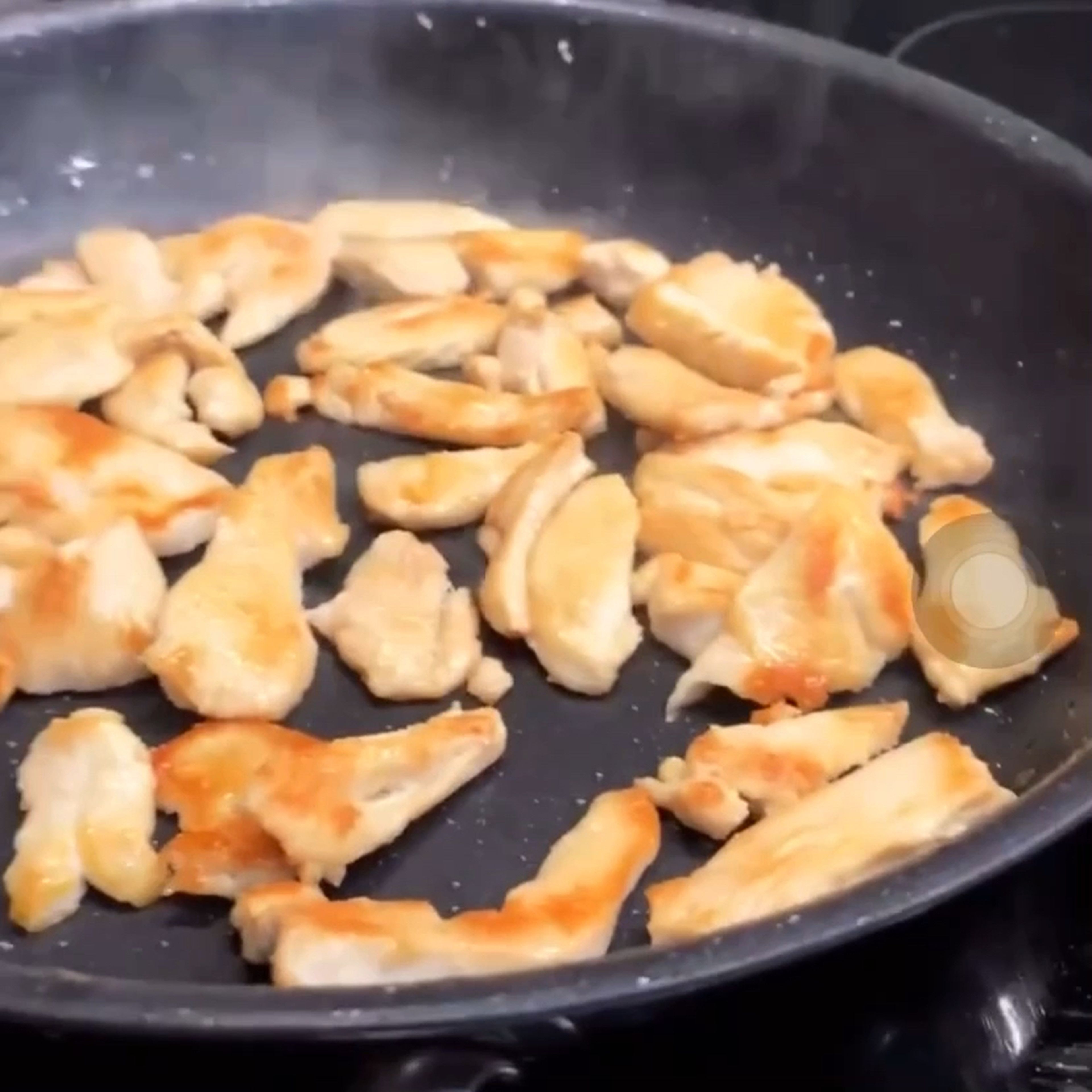 Öl in die Pfanne, Hühnerstreifen Gold-Braun braten. Danach alles in eine Schüssel. Im Anschluss in der gleichen Pfanne Champignons und Zwiebeln anrösten.