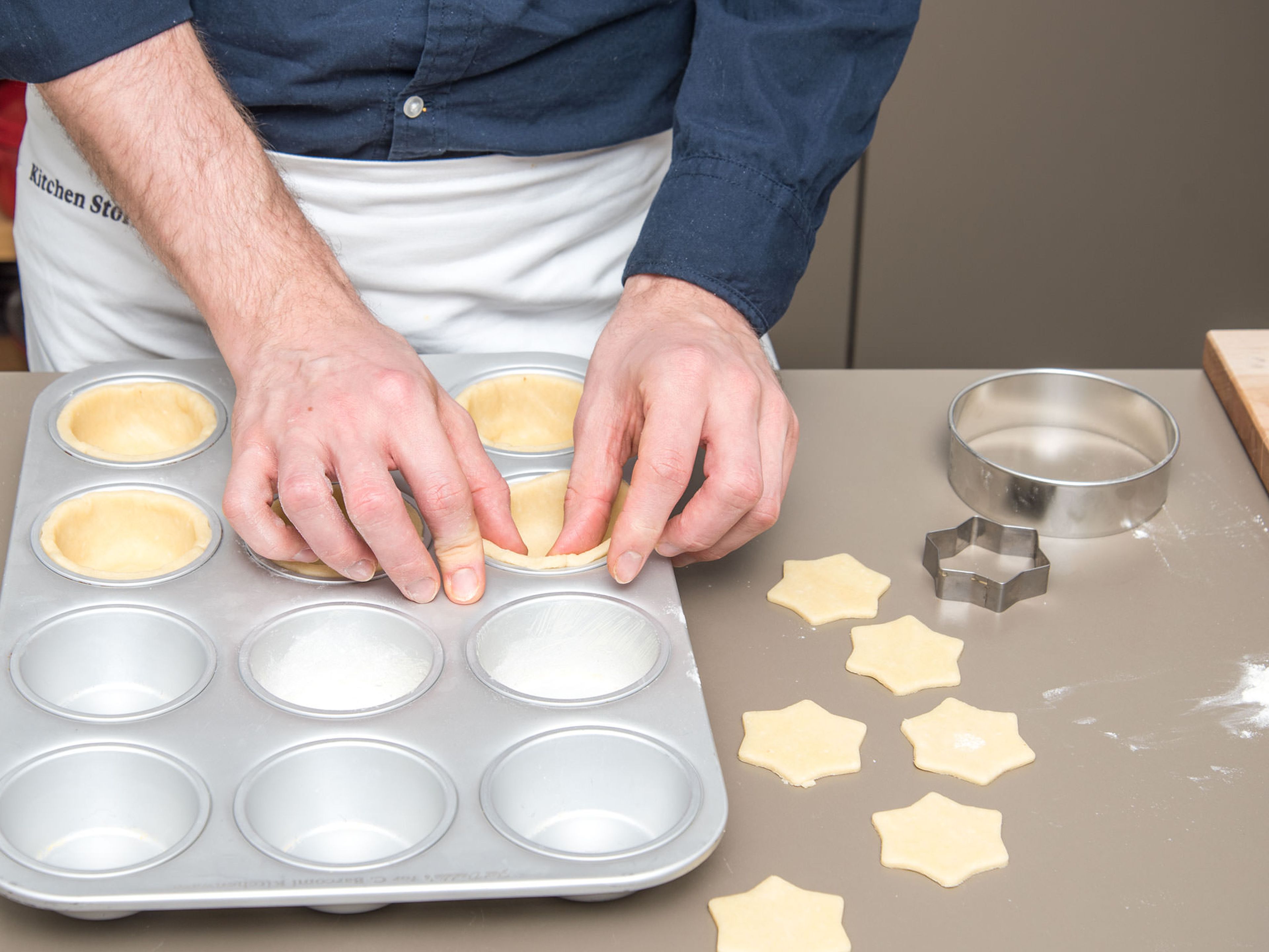 Preheat oven to 170°C/340°F. Grease and flour a muffin tin. Flour your working surface and roll out the chilled dough until it’s approx. 3-mm/0.1-in. thick. Use a round cookie cutter to cut out circles that are big enough to cover the bottom and the sides of each muffin tin. Cut out the same amount of stars. Place the base circles into the muffin tin and slightly press down to make them fit the tin.