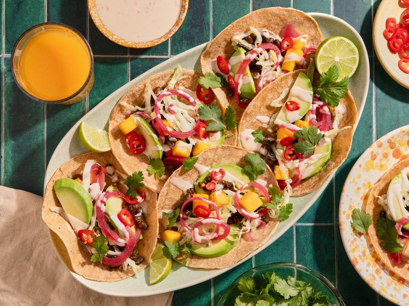 Smoky-Bean-Tacos mit Mango-Chili-Mayo
