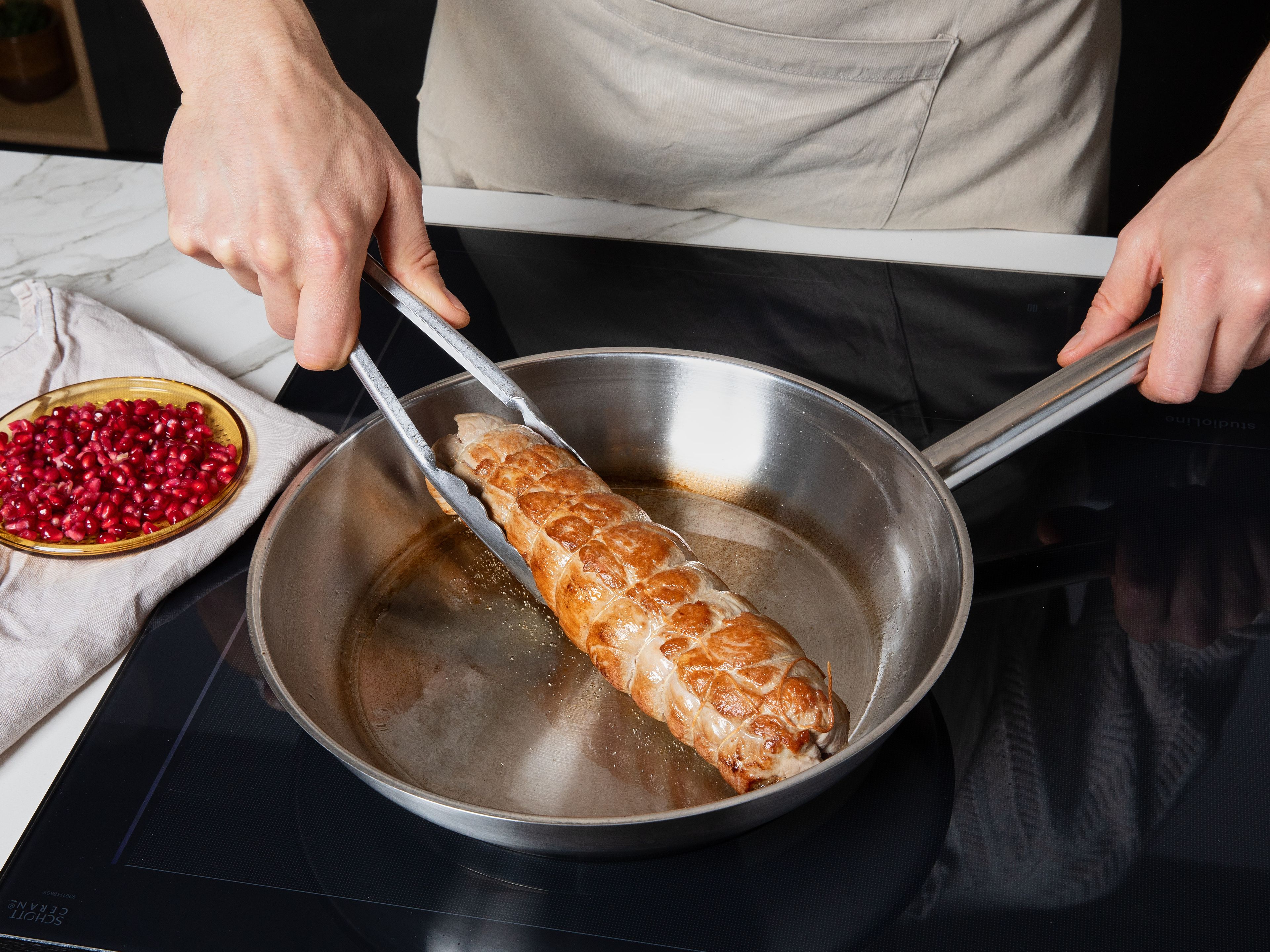 Etwas Öl in einer Pfanne erhitzen und das Schweinefilet rundherum ca. 4–6 Min. scharf anbraten, bis es gleichmäßig gebräunt ist. Anschließend während der letzten ca. 8–12 Min. der Garzeit mit auf das Blech mit dem Gemüse geben und fertig garen. Ofengemüse auf Tellern anrichten und mit Granatapfelkernen bestreuen. Küchengarn entfernen, Fleisch in Scheiben schneiden und auf dem Gemüse servieren. Nach Belieben mit Bratensauce servieren.