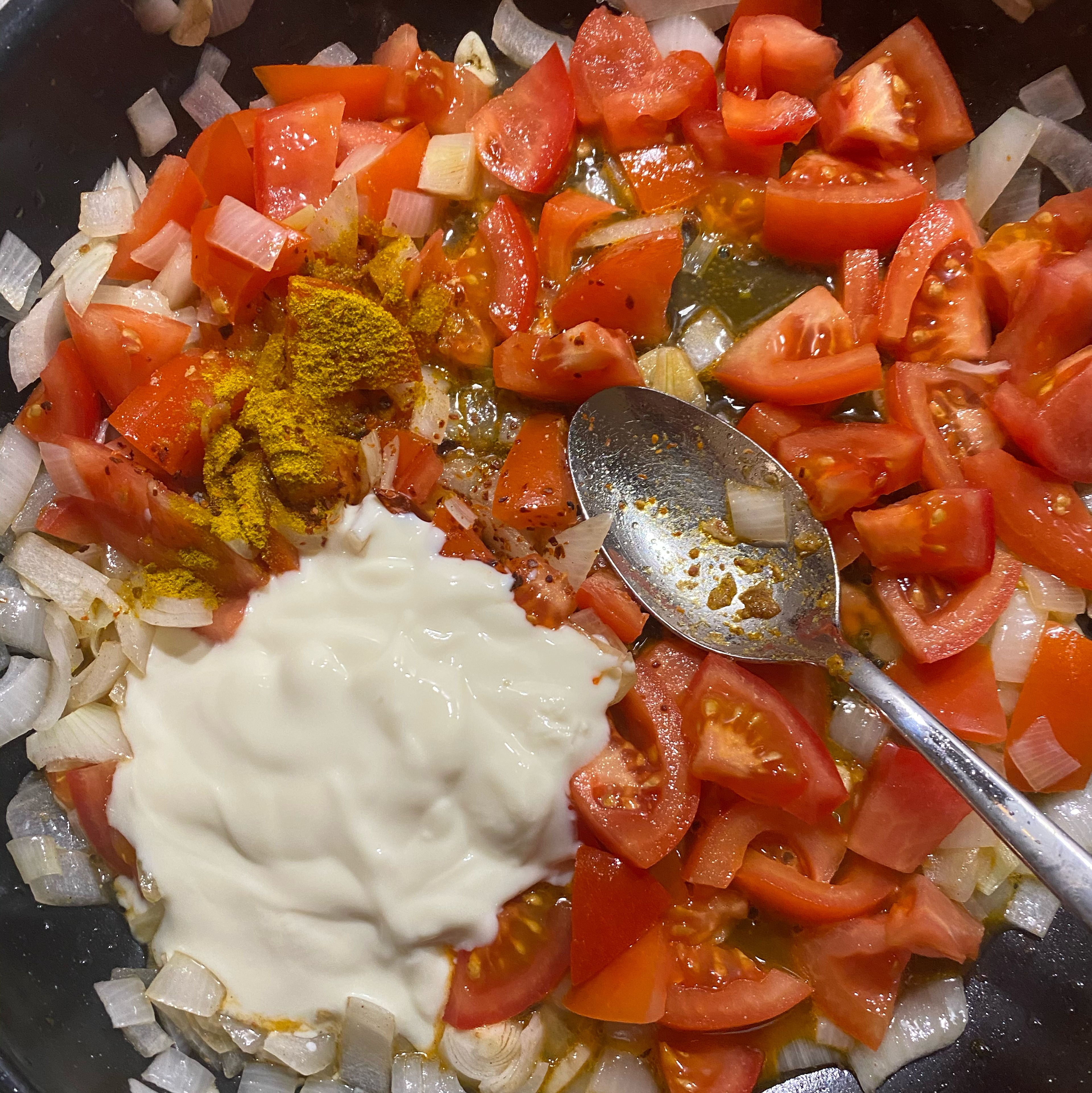 Für das Curry - Zimt in Kokosöl kurz anbraten - Zwiebeln, Knoblauch und Tomaten dazugeben und mit anbraten. Dann für die Soße die Gewürze und den Joghurt zugeben.