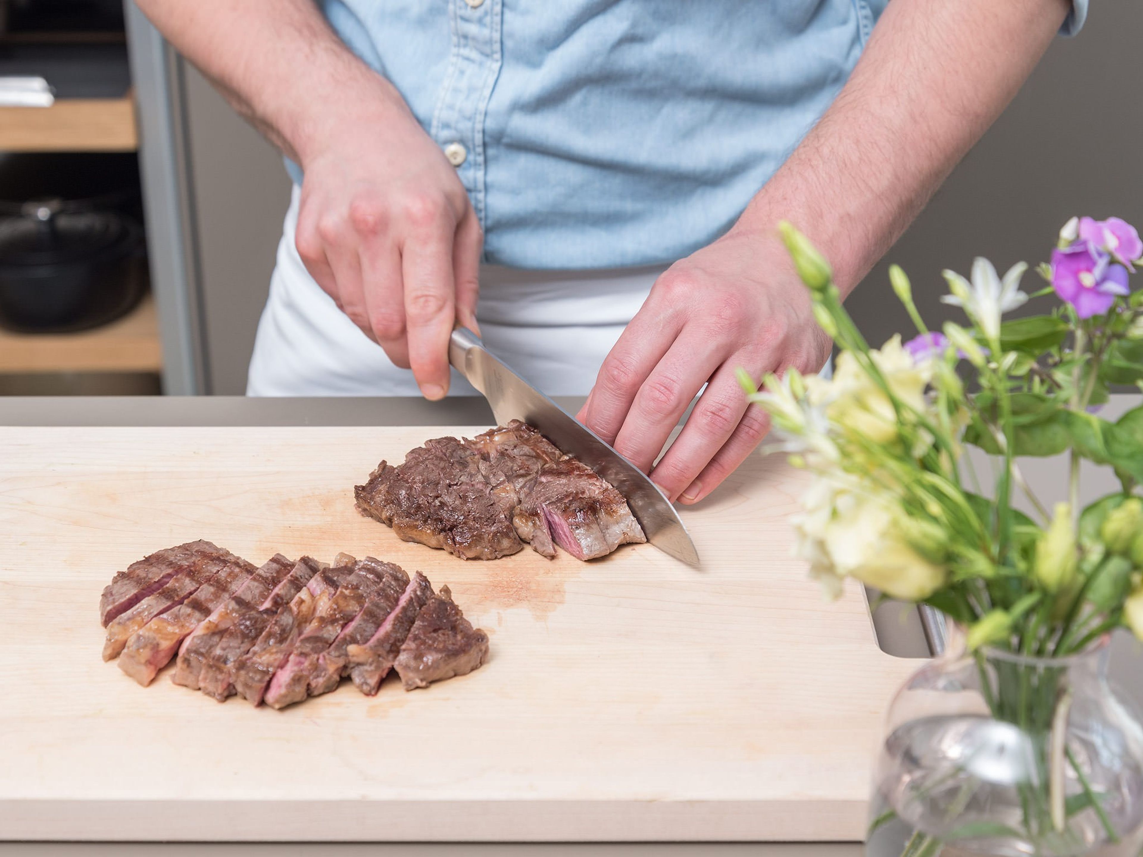 Steaks aus dem Backofen nehmen, kurz abkühlen lassen und ca. 3-5 Min. in Alufolie verpacken. Anschließend in Scheiben schneiden. Mit Ofenkartoffeln und Pico de gallo servieren und genießen!