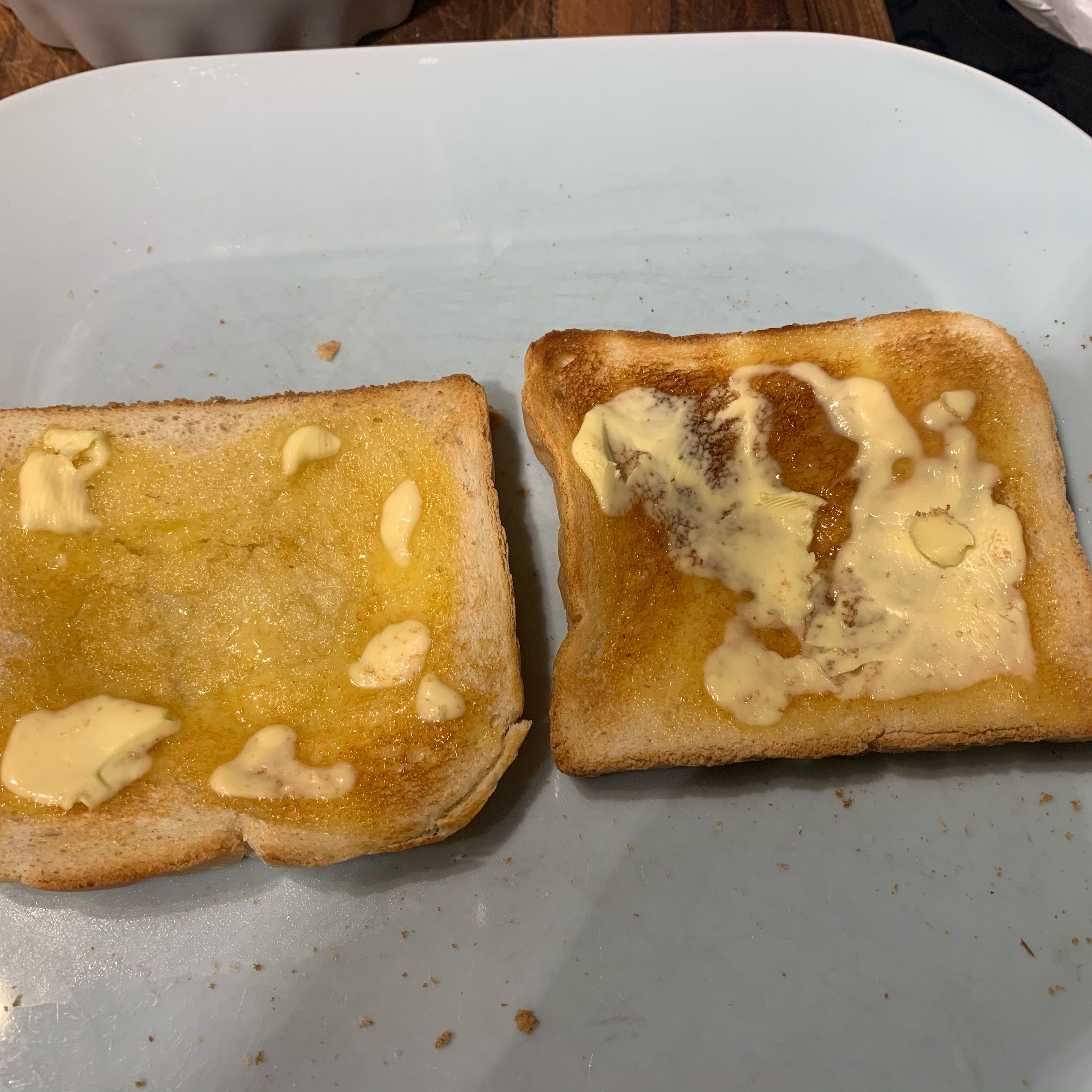 Den Toast goldgelb toasten und mit etwas Butter bestreichen. Den Backofen auf 180Grad Umluft vorheizen.