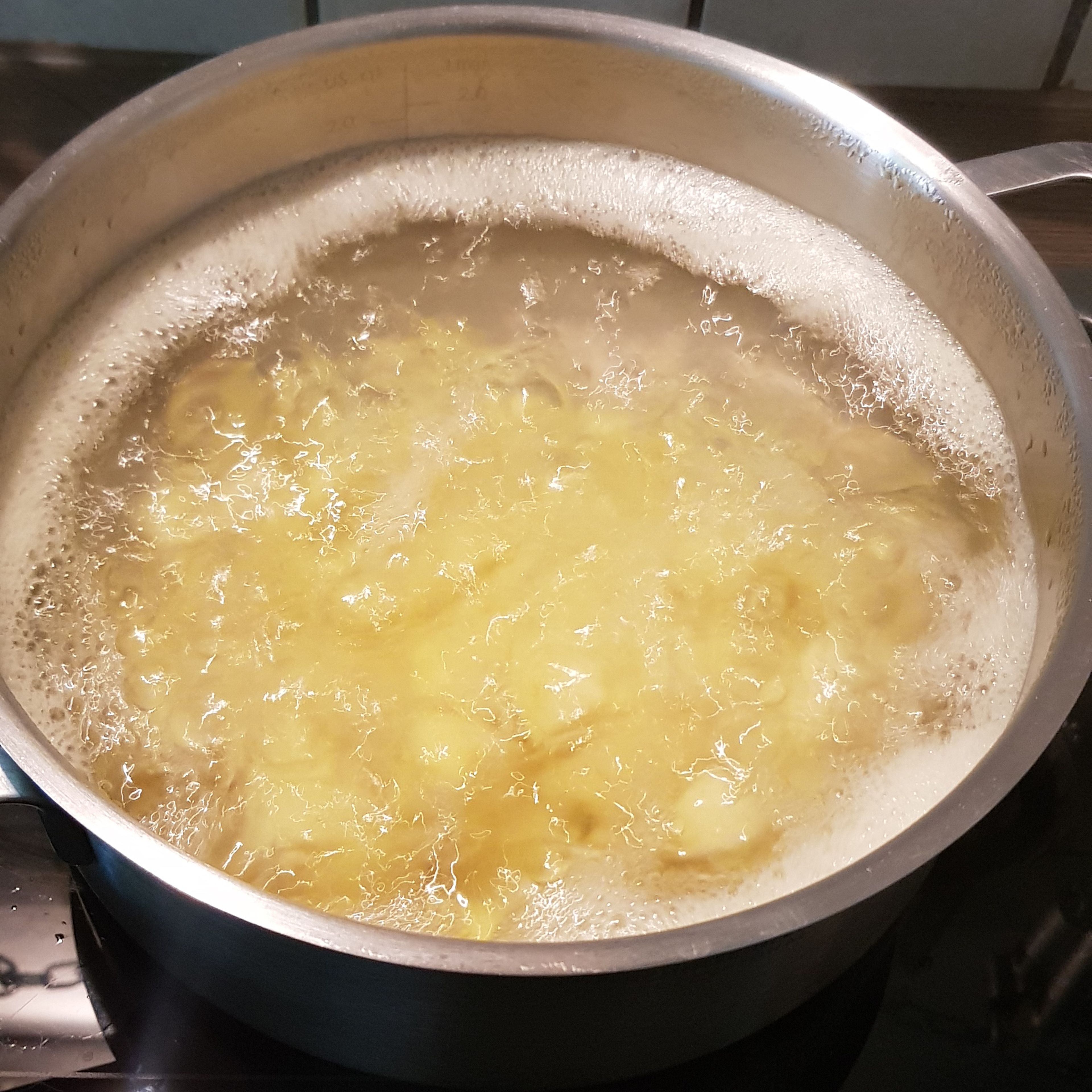 Kartoffeln schälen und in Würfel schneiden. In einem großen Topf ca. 10 Minuten kochen, abgießen und beiseite stellen