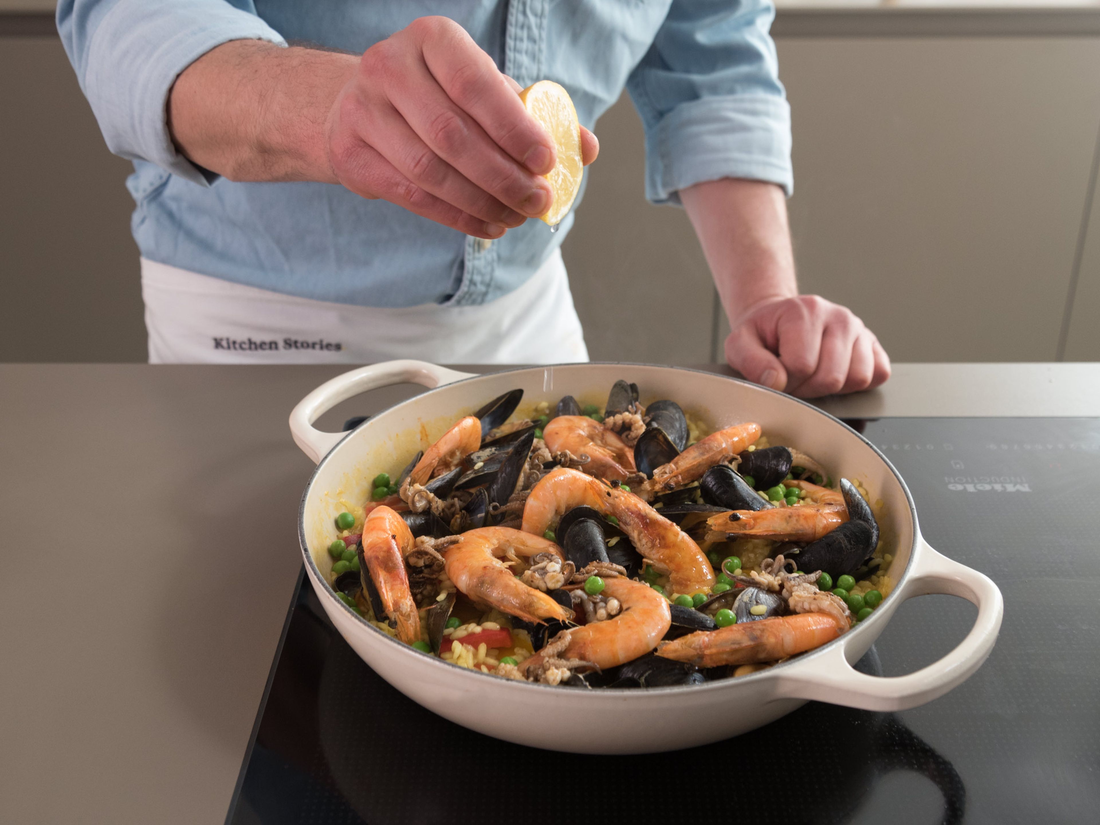 Cover with a kitchen towel and let rest for approx. 5 min. Afterwards, sort out unopened mussels and discard. Season with salt, pepper, and lemon juice and serve with basil. Enjoy!