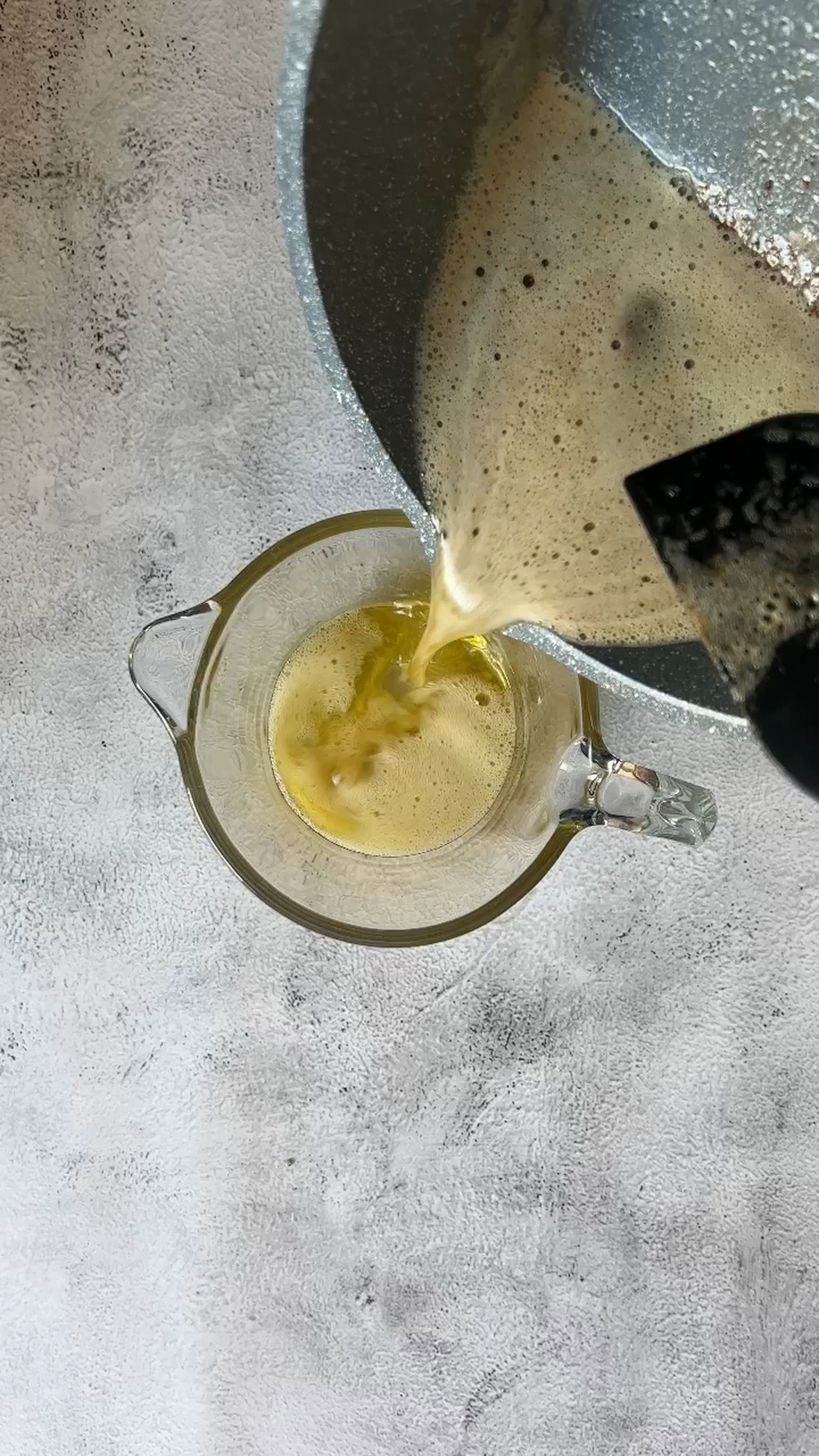 Die Butter schmelzen und leicht karamellisieren.
