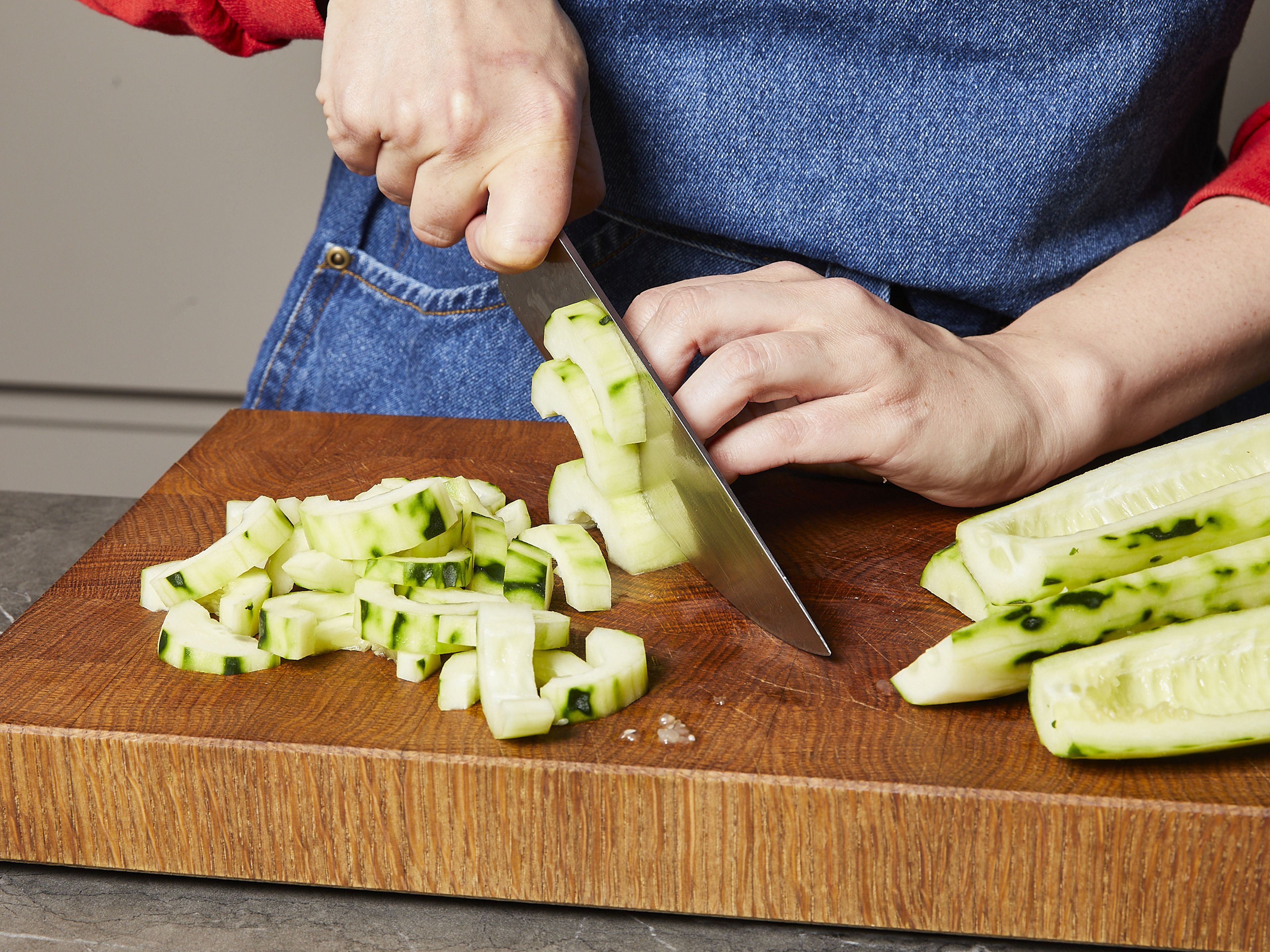 Wash and peel the cucumber, halve lengthwise and remove the seeds, cut the cucumber into half moons. Peel and dice the onion. Prepare the rice according to the packet instructions.