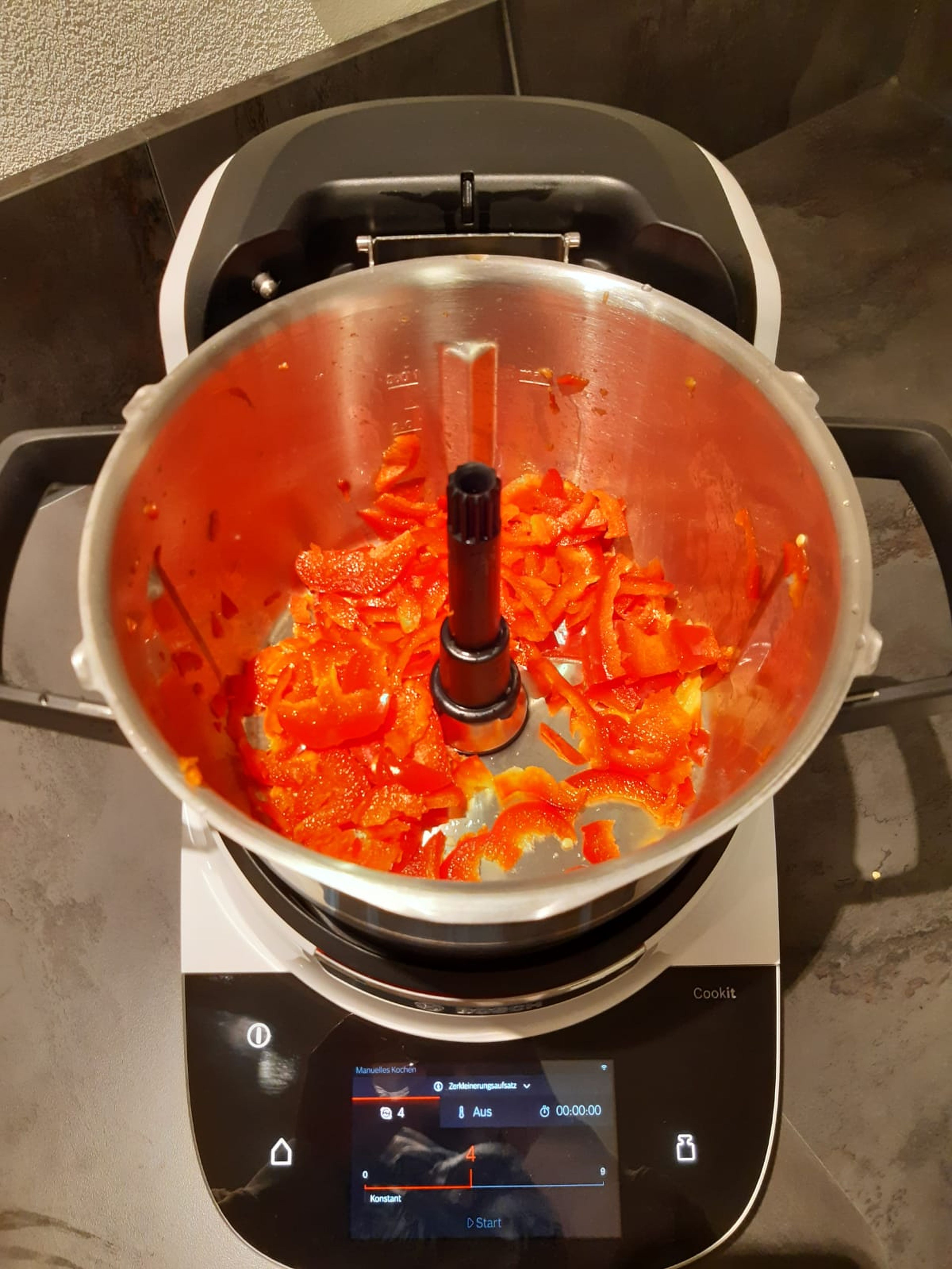 Paprika mit der groben Cookit Wendeschneidscheibe (Wendeschneidescheibe| Stufe 4 | 30 Sek.) schneiden und ebenfalls umfüllen.