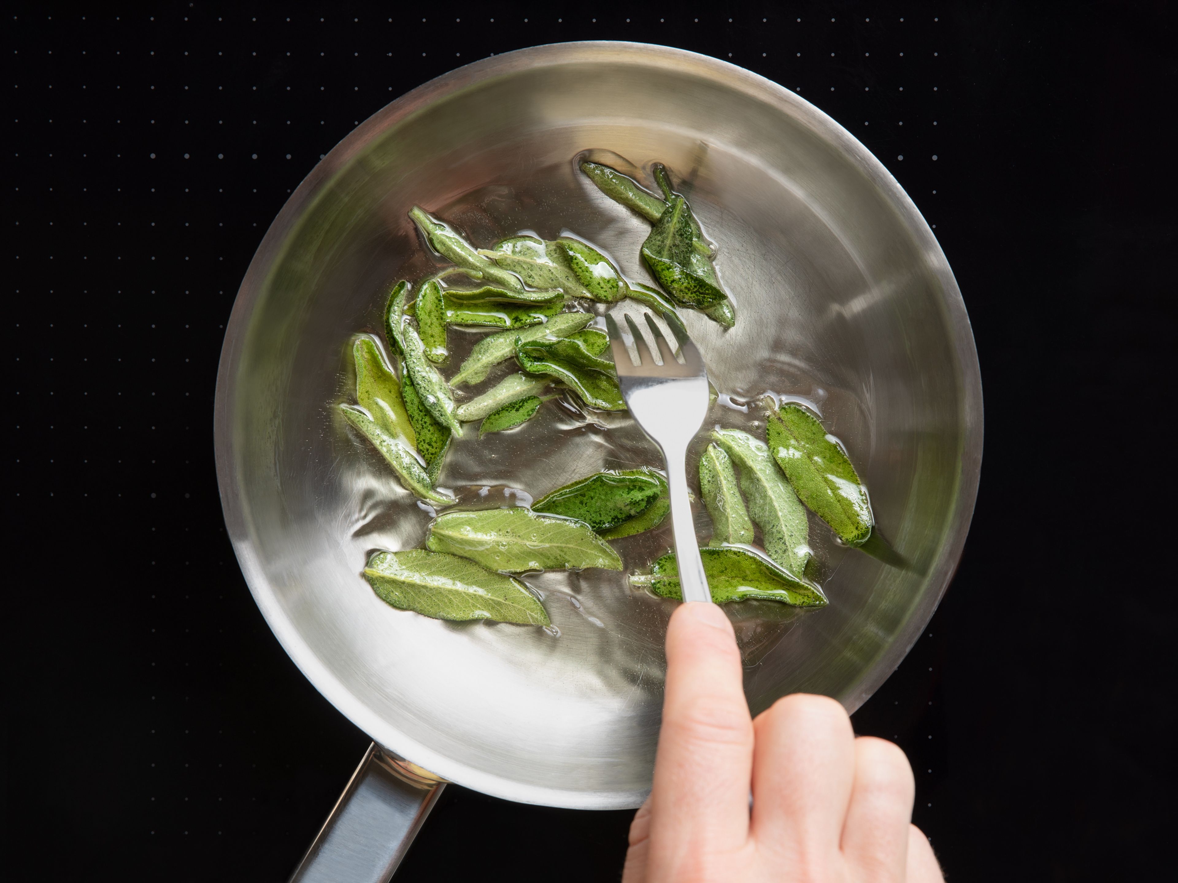 In the meantime, heat vegetable oil in a frying pan and deep-fry the sage leaves for approx. 2 min. Drain on a kitchen towel. In the same pan, toast the breadcrumbs in the frying oil together with the sage strips and a little salt until golden brown and also drain.