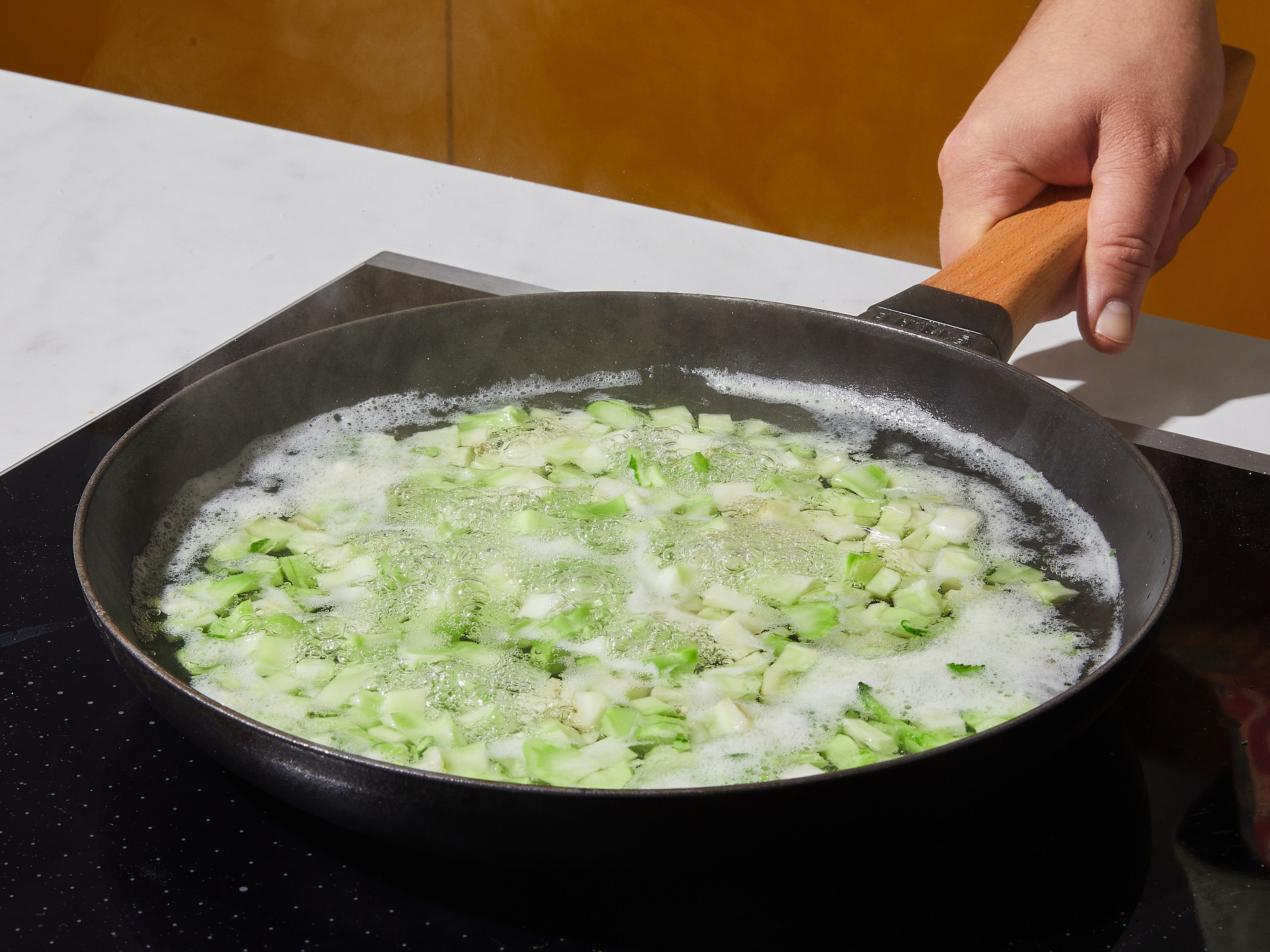 Etwas Wasser (ca. 2 – 3 cm tief) in eine große Pfanne geben und zum Kochen bringen. Mit Salz würzen, Brokkoli dazugeben und zugedeckt ca. 2 Min. dünsten, oder bis er gerade noch gabelzart ist. Gut abtropfen lassen.
