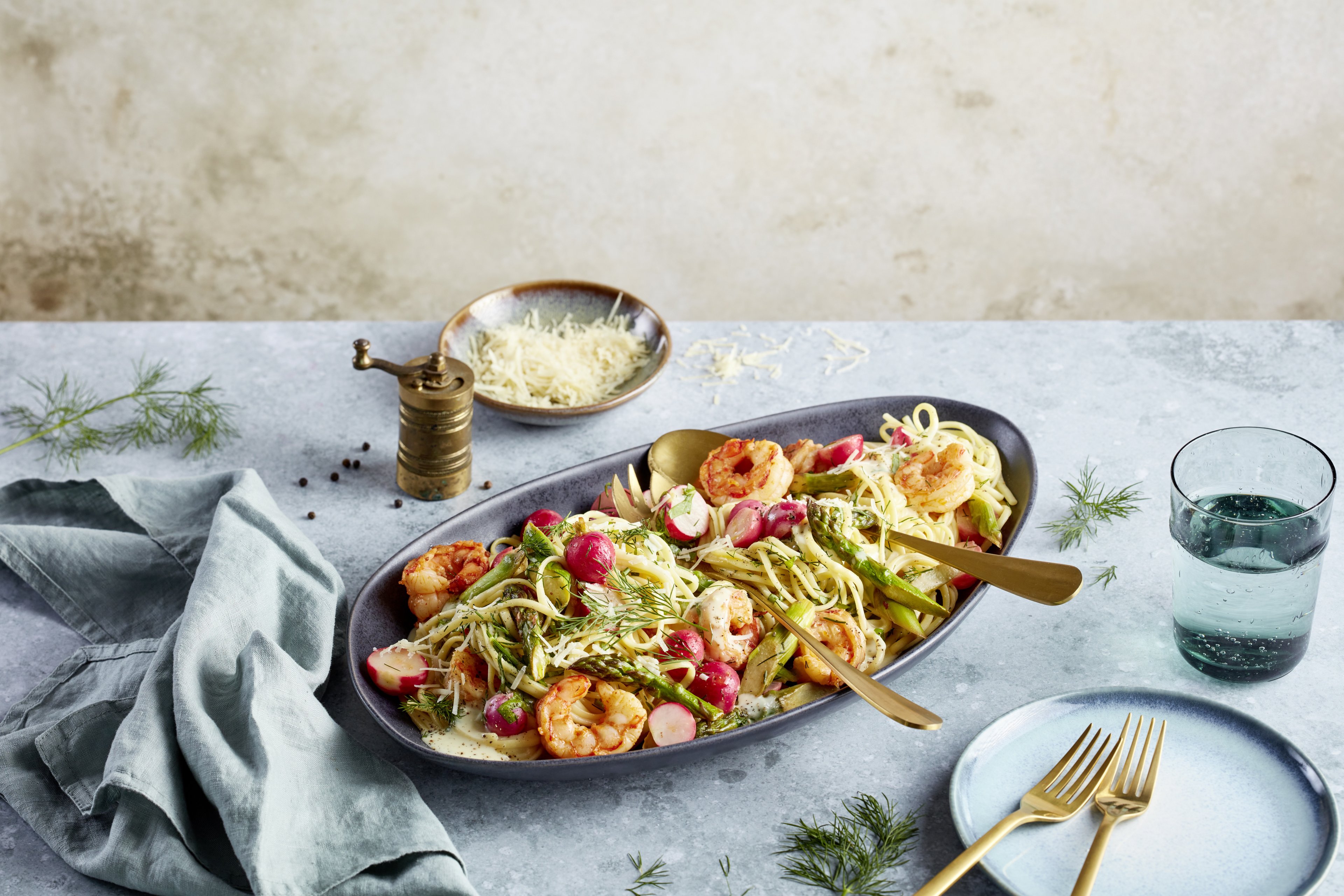 Linguine mit Grapefruit-Limetten-Soße und Spargel