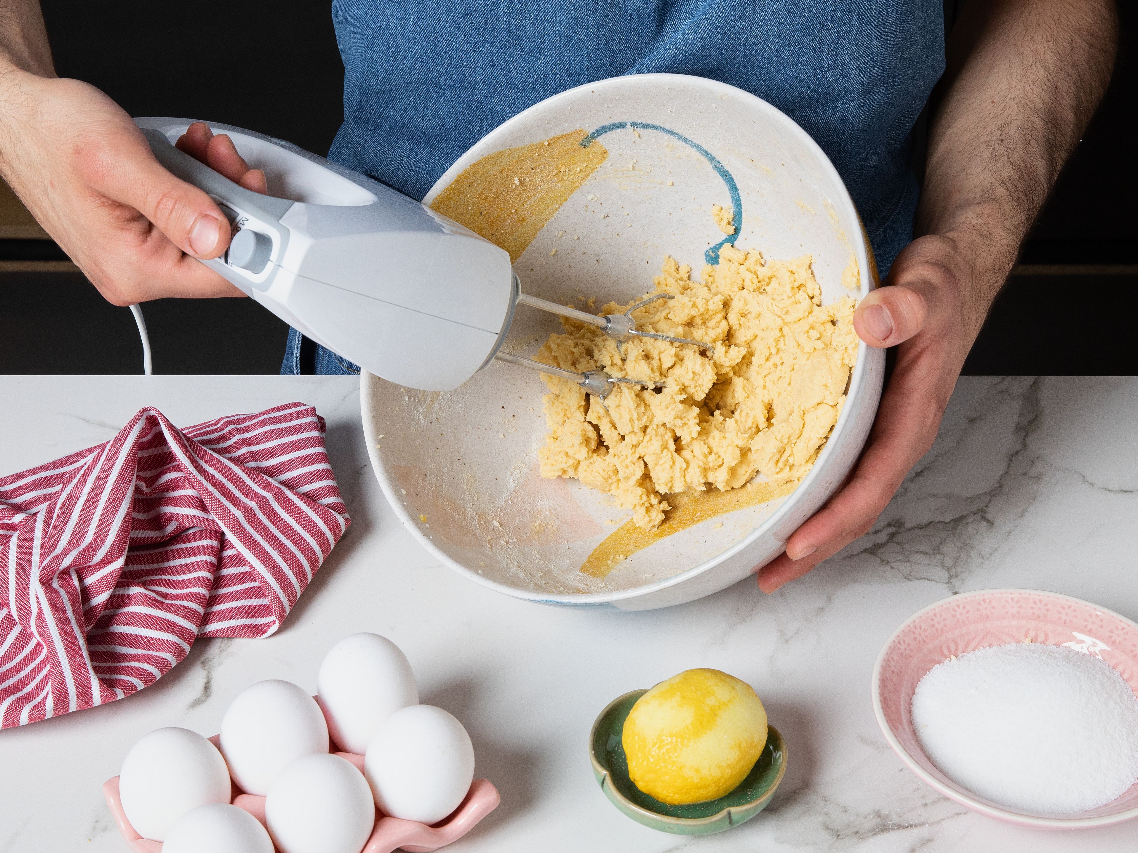 Ofen auf 175 °C Ober-/Unterhitze vorheizen. In einer großen Rührschüssel Butter, Zucker, Zitronenabrieb und Salz mit einem Mixer glatt rühren. Vanilleschote längs aufschneiden und das Mark herauskratzen. Vanillemark und Ei zur Mischung geben und unterrühren. Mehl und Backpulver dazusieben und alles gut vermengen.