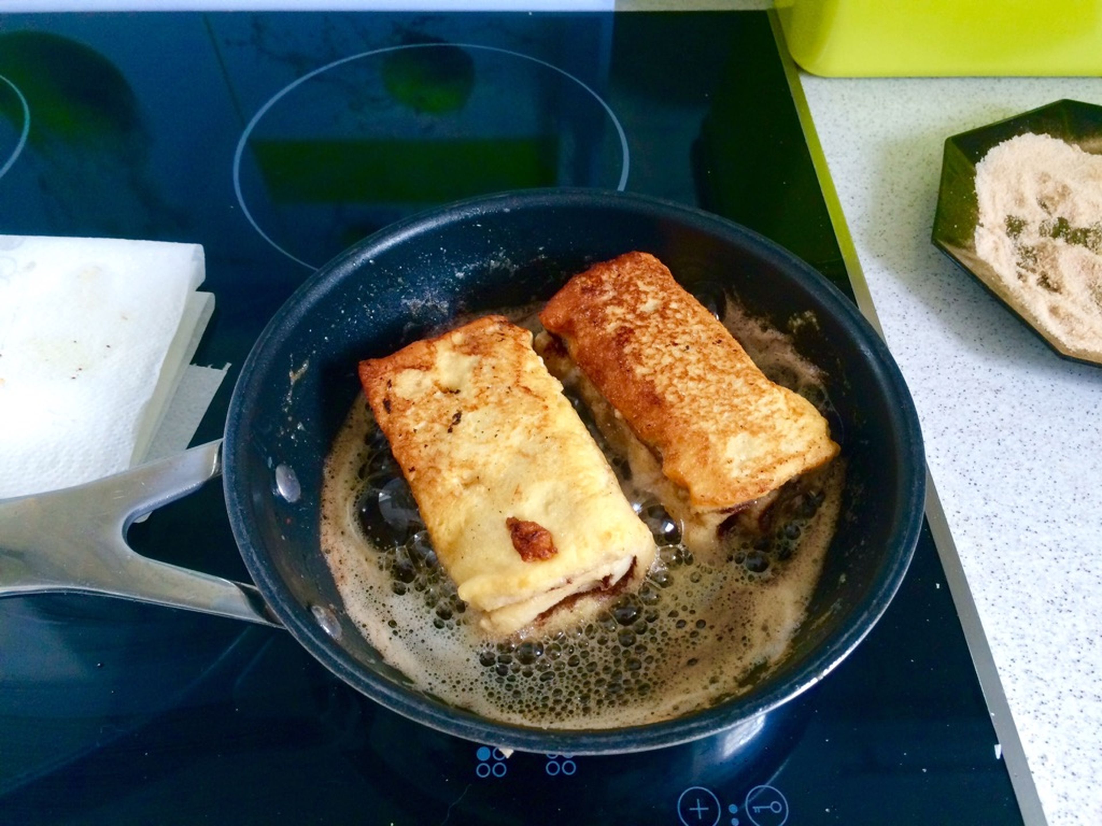 Zucker und Zimt vermengen. Toasts von allen Seiten in Butter golden braten, kurz auf Küchenpapier abfetten und sofort in Zucker und Zimt wenden.