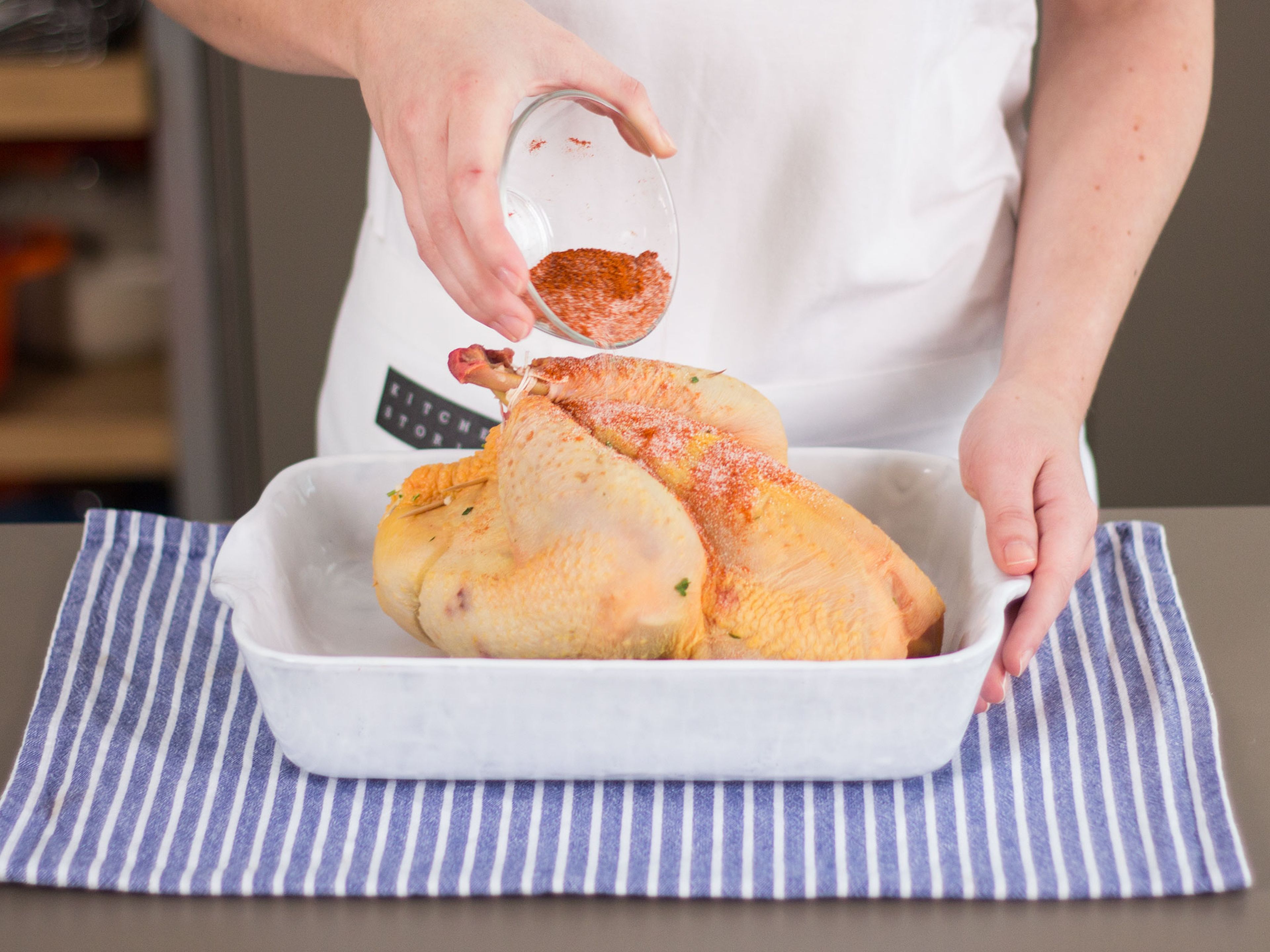 Hähnchen in eine Auflaufform geben und mit Salz, Pfeffer und Paprika einreiben. In den auf 150°C vorgeheizten Ofen geben.