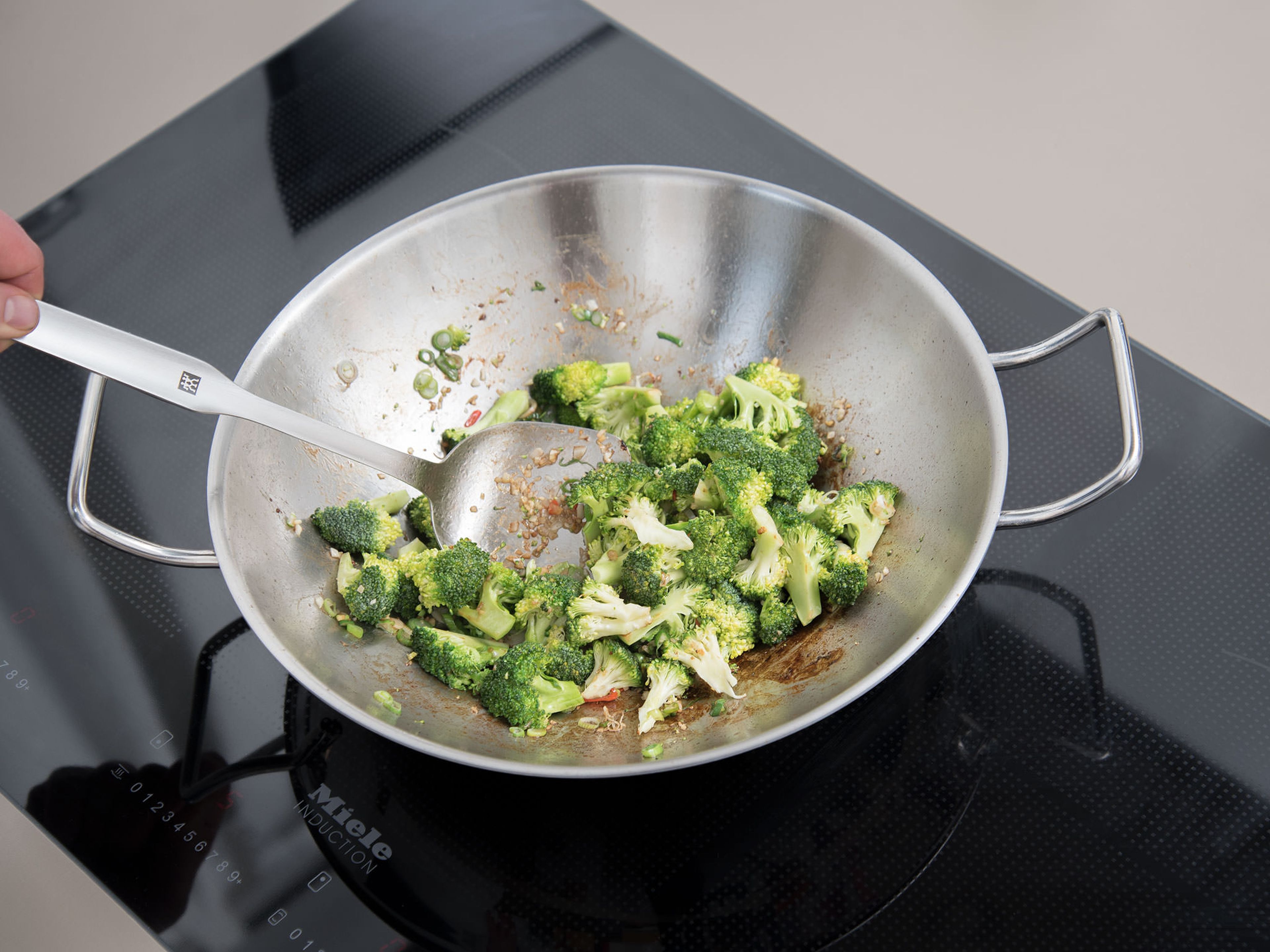 Pre-heat wok and heat some sunflower oil in it. Sauté the beef for approx. 2 - 3 min. Remove the meat from the pan and set aside, working in batches if needed. Fry the garlic, ginger, green onion, and chili with more oil. Add the broccoli florets and sauté for approx. 3 – 5 min.
