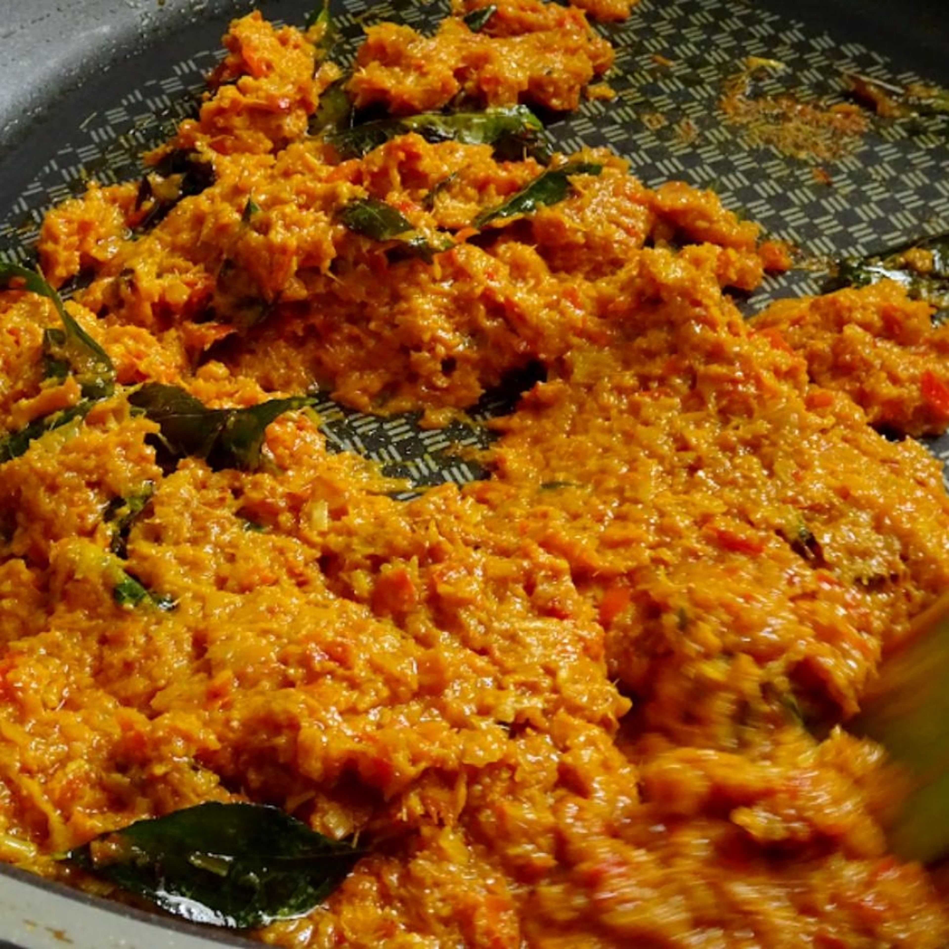 Fry the curry leaves in some oil, then add-in the curry paste until fragrant and oil starts to flip from the paste.
