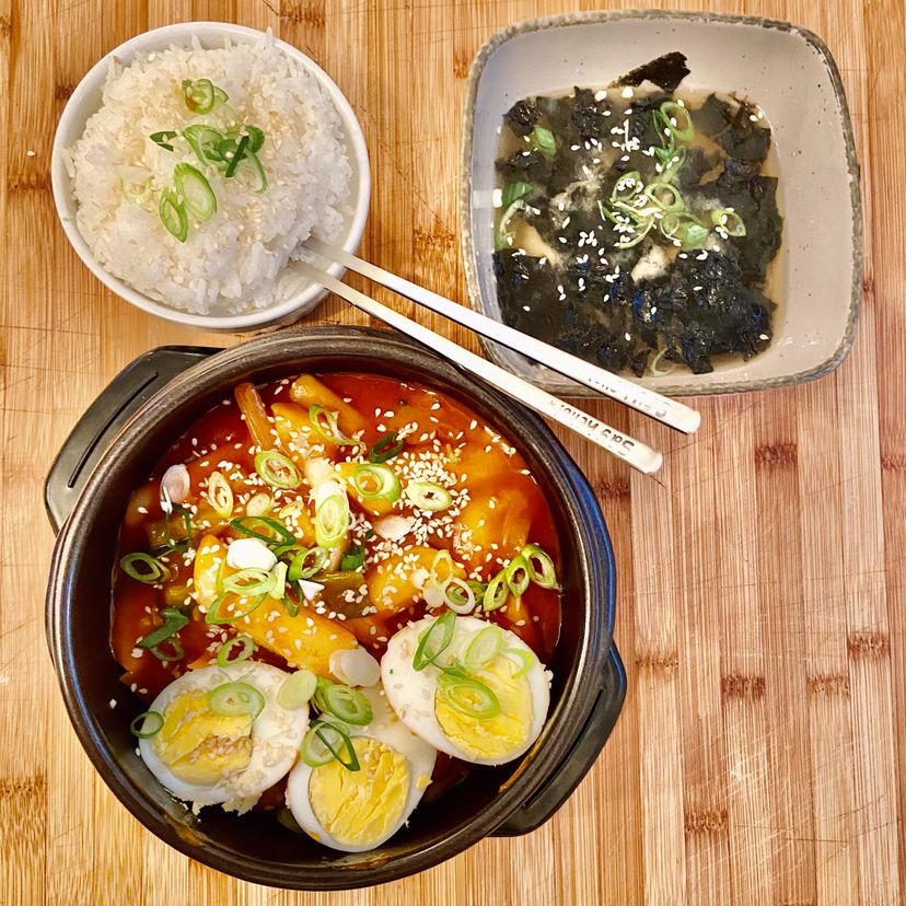Tteokbokki mit Reis und Misosuppe