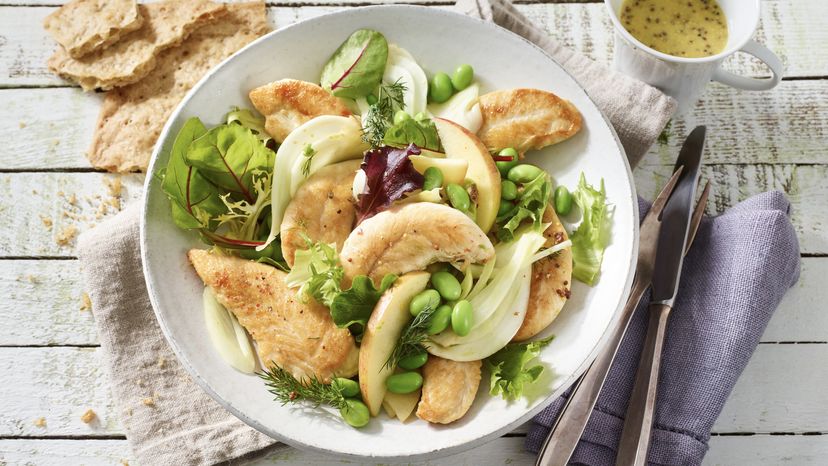 Hähnchen-Fenchel-Salat mit Apfel und Avocado