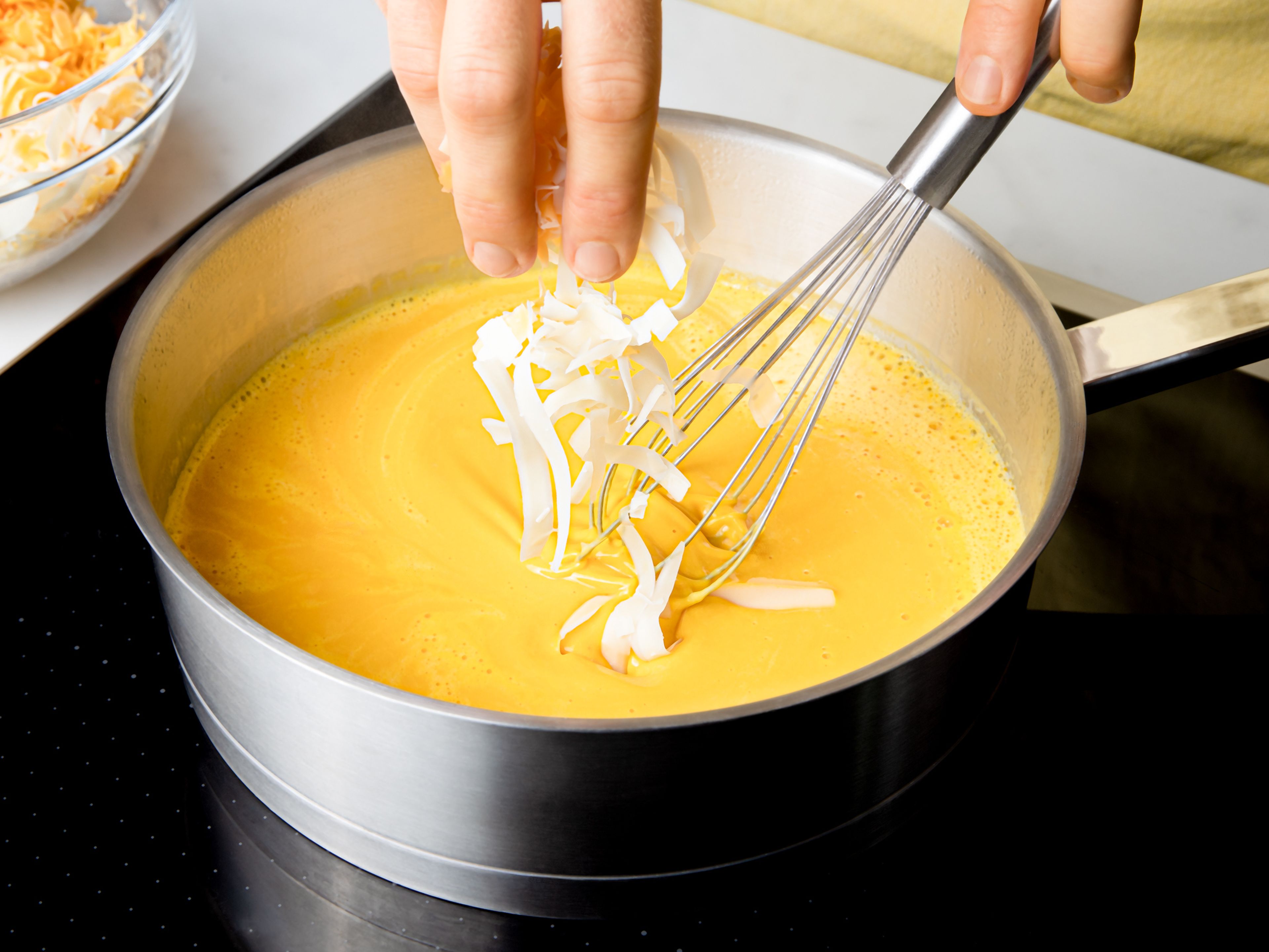 Pasta nach Packungsanweisung in gesalzenem Wasser kochen. Den weich gekochten Kürbis pürieren und die Hitze reduzieren. Nach und nach den geriebenen Käse unter ständigem Rühren zugeben, bis alles geschmolzen und eine cremige Sauce entstanden ist.
