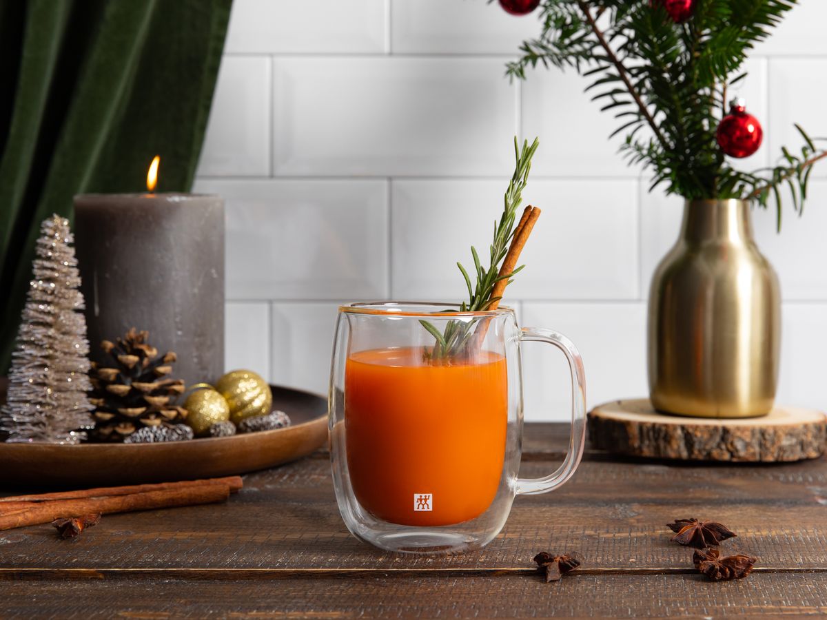 Warm and spicy apple-carrot juice | Recipe | Kitchen Stories