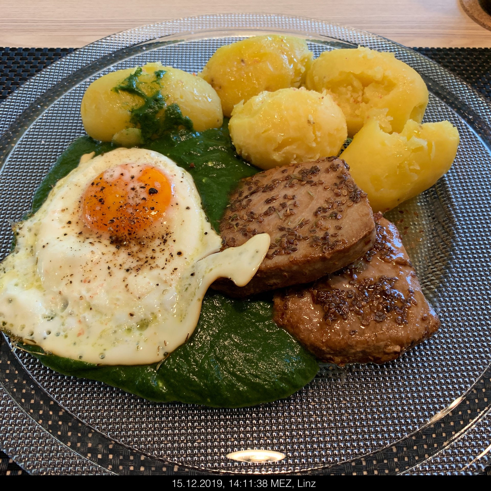 Thunfischsteaks mit Spinat, Kartoffel und Spiegelei | Rezept | Kitchen ...
