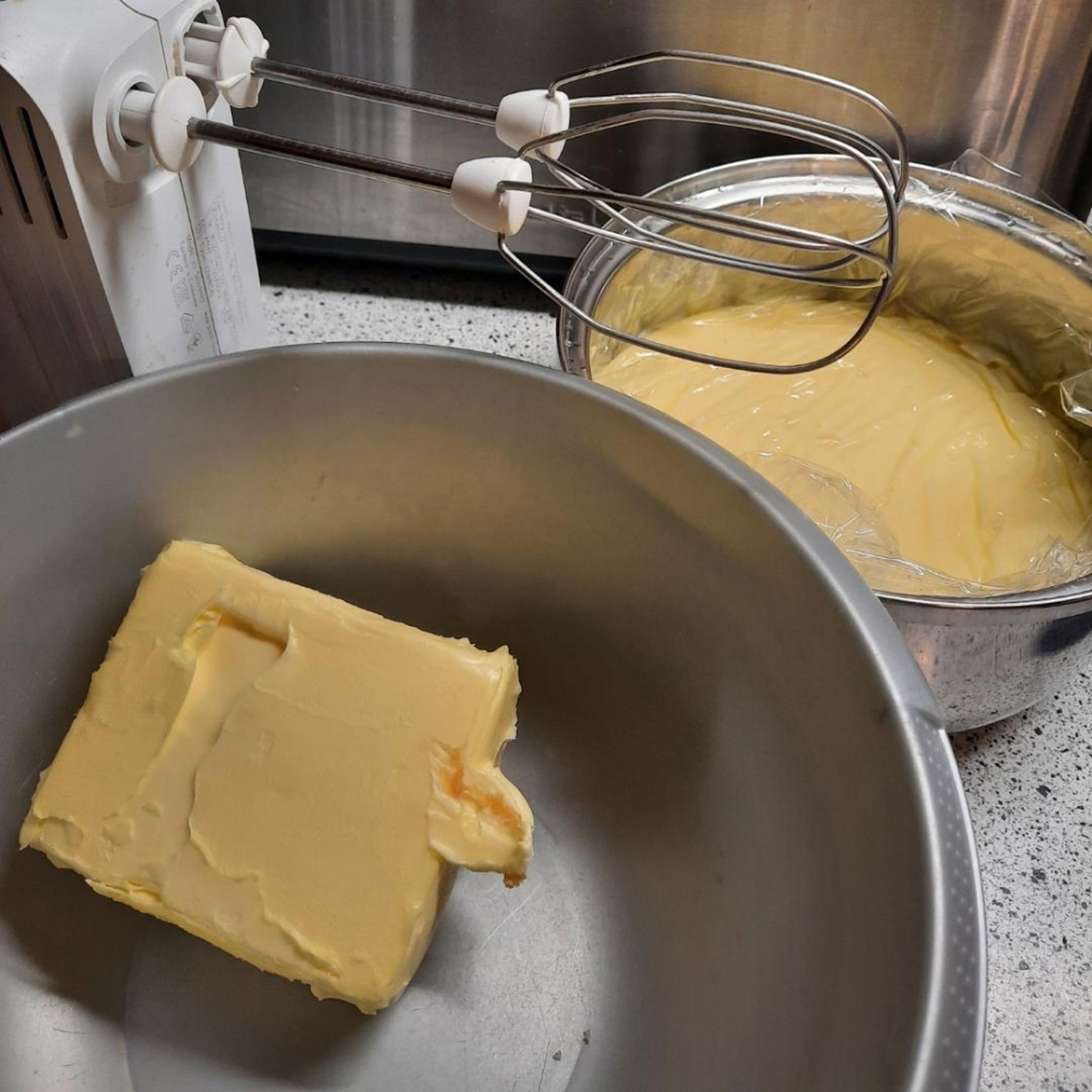 Die Butter und den Pudding separat durchschlagen. Dann den Pudding löffelweise zur Butter geben und zusammen gleichmäßig durchmixen. Ca. 4 EL von der Buttercreme abnehmen.